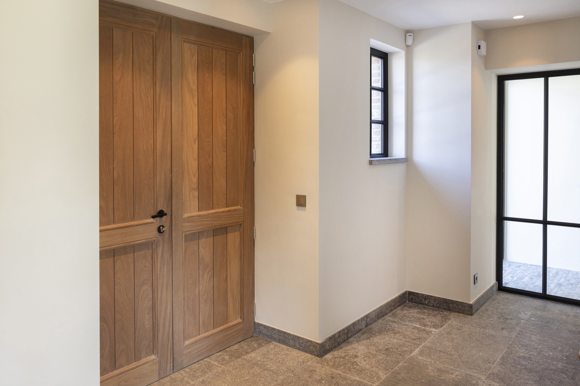 Afrormosia wood joinery project: entrance with wooden door, large windows, and natural stone floor finishes, Luxe, Design, Exclusief, Modern, Maatwerk, Bijzondere, Mooie