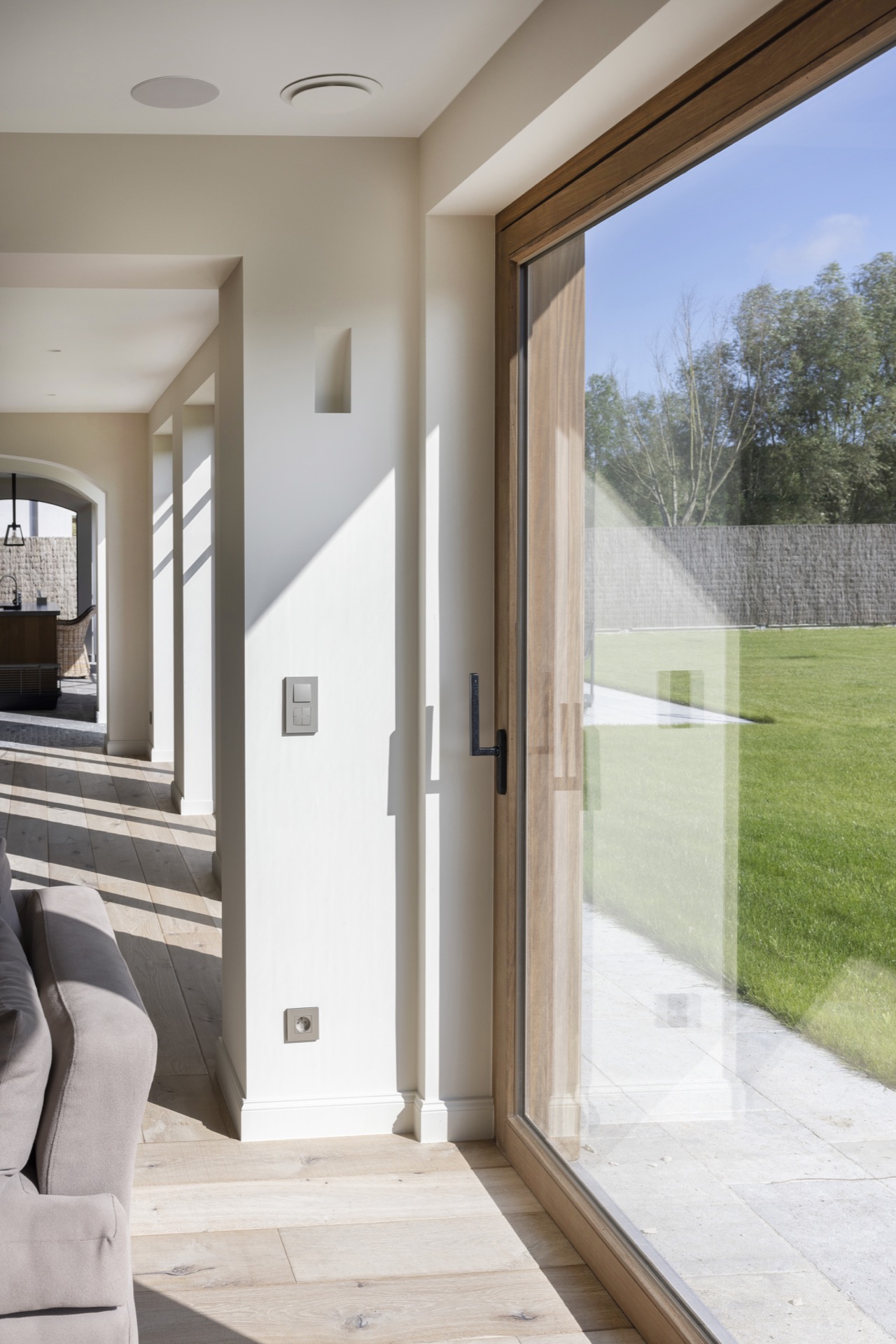 Afrormosia wood joinery project: living space with large glass door and wooden frames overlooking the garden, Luxe, Design, Exclusief, Modern, Maatwerk, Bijzondere, Mooie