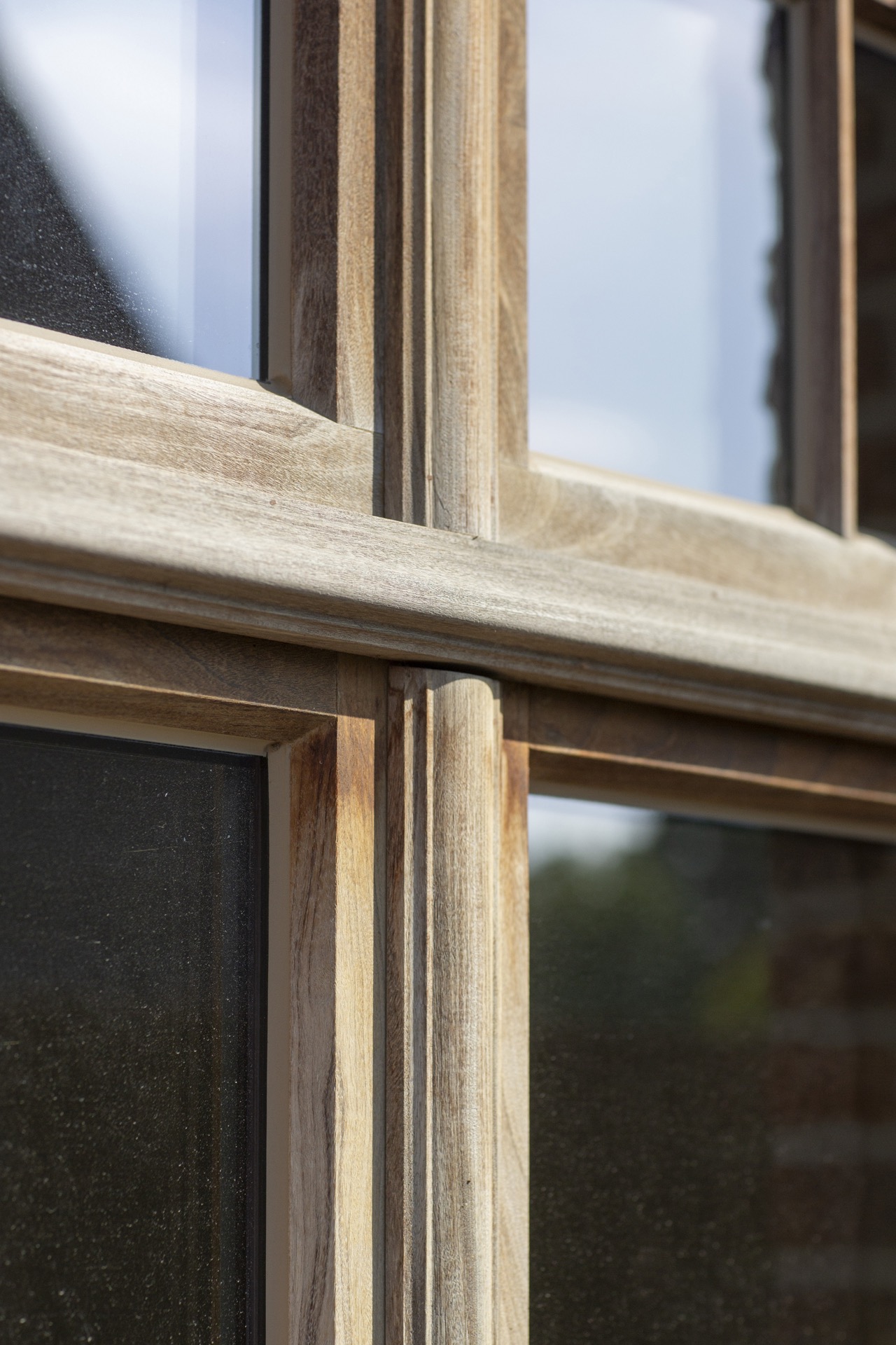 Afrormosia wood joinery project: close-up of wooden gate frame with visible grain and metal hardware detail, Luxe, Design, Exclusief, Modern, Maatwerk, Bijzondere, Mooie