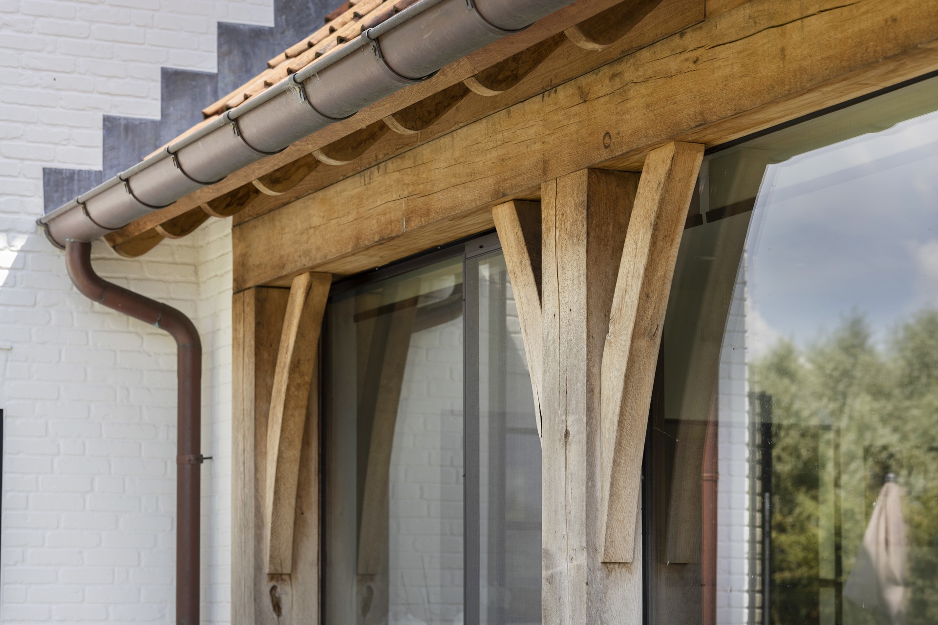 finestre in legno nero verniciato e porte esterne in legno naturale: dettaglio della copertura della terrazza con travi in, Luxury, Design, Exclusive, Modern, Custom Made, Special, Beautiful