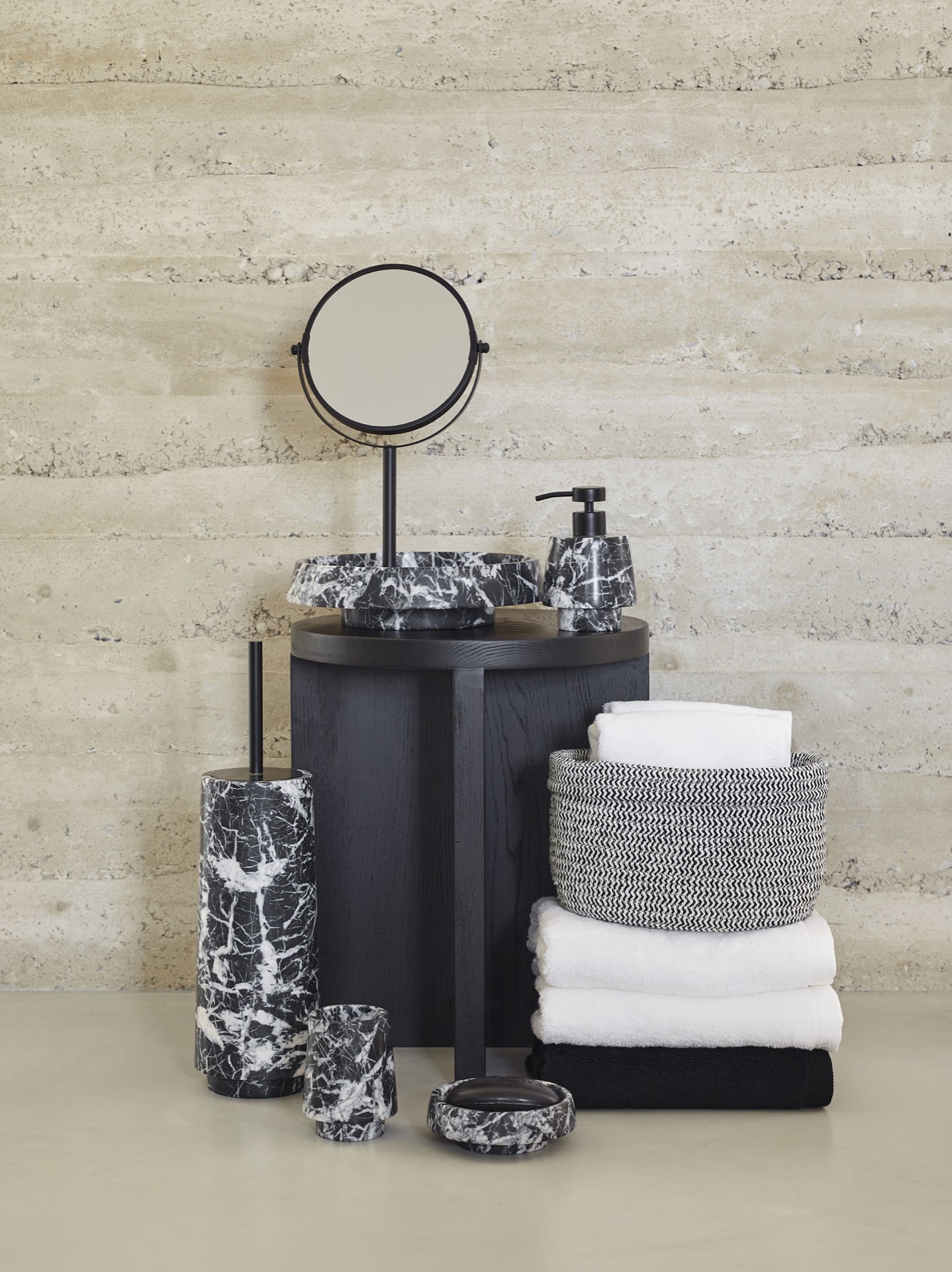 accessori per bagno effetto marmo nero con venature bianche: composizione bagno con specchio rotondo e accessori in marmo, Luxury, Design, Exclusive, Modern, Custom Made, Special, Beautiful