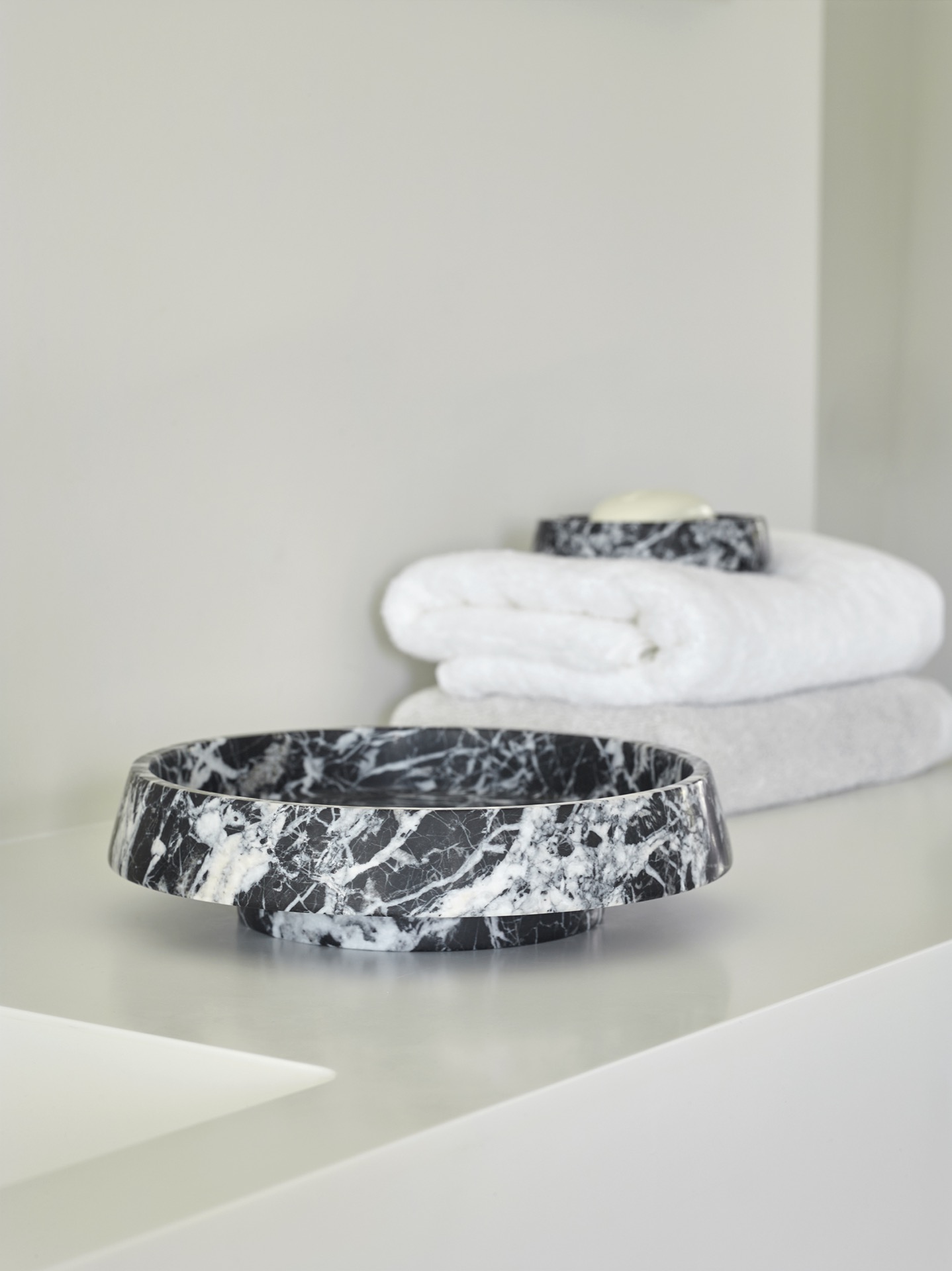 accessori per bagno effetto marmo nero con venature bianche: ciotola rotonda in marmo nero effetto con venature bianche su, Luxury, Design, Exclusive, Modern, Custom Made, Special, Beautiful