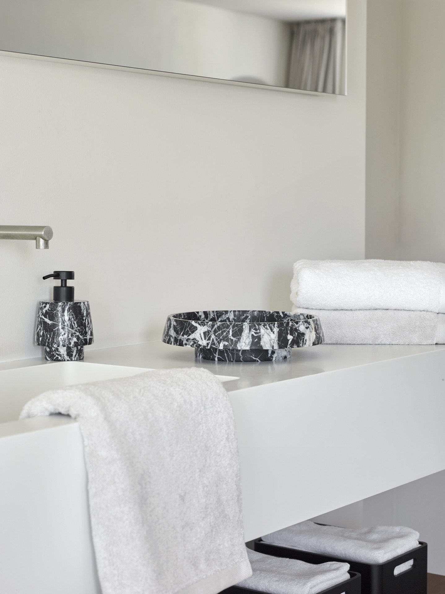 accessori per bagno effetto marmo nero con venature bianche: dispenser di sapone in marmo nero effetto con venature bianche, Luxury, Design, Exclusive, Modern, Custom Made, Special, Beautiful