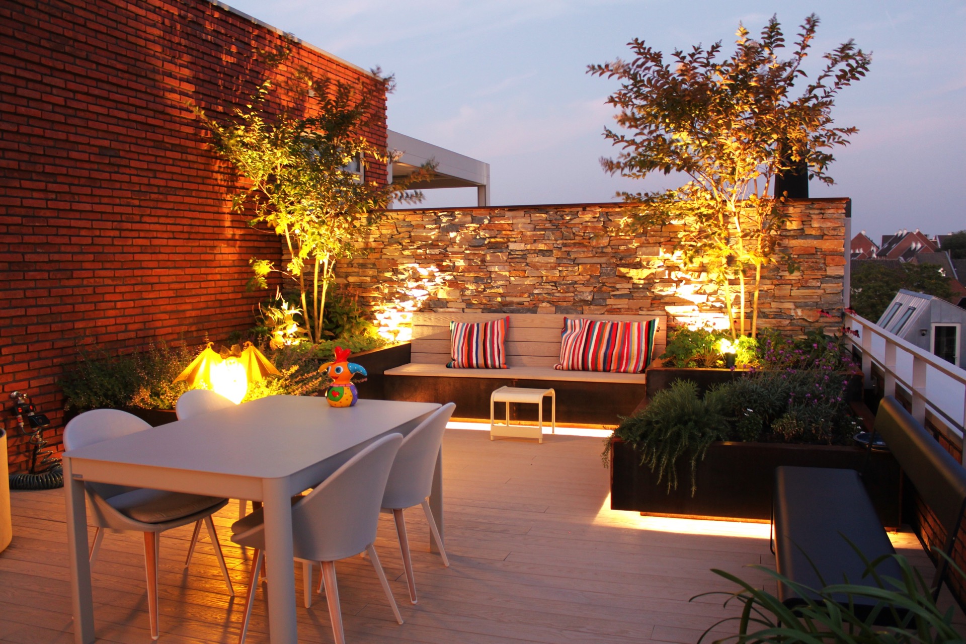 giardino pensile illuminazione: terrazza pensile di sera con parete in pietra naturale illuminata e luci lungo il bordo, Luxury, Design, Exclusive, Modern, Custom Made, Special, Beautiful