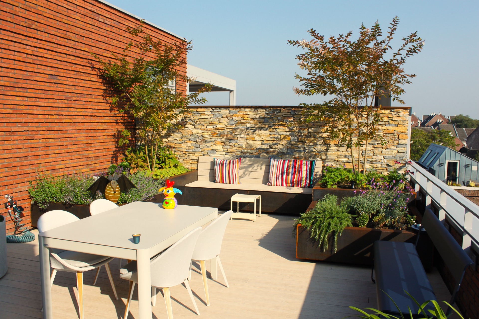 giardino pensile illuminazione: terrazza pensile di giorno con muro in pietra naturale, fioriere e panca in legno, Luxury, Design, Exclusive, Modern, Custom Made, Special, Beautiful