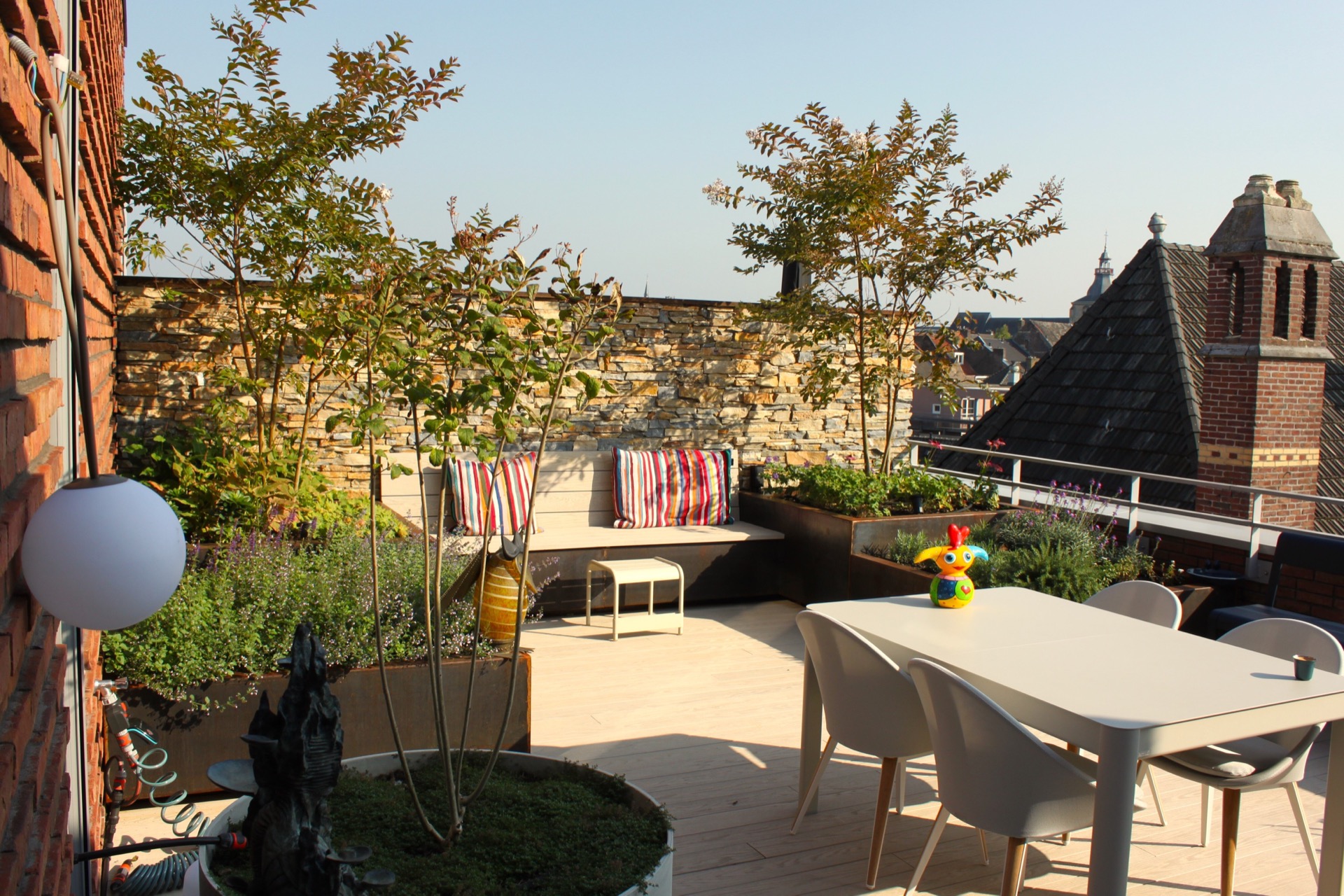 giardino pensile illuminazione: terrazza pensile vista laterale con muro in pietra naturale, panca e vegetazione, Luxury, Design, Exclusive, Modern, Custom Made, Special, Beautiful