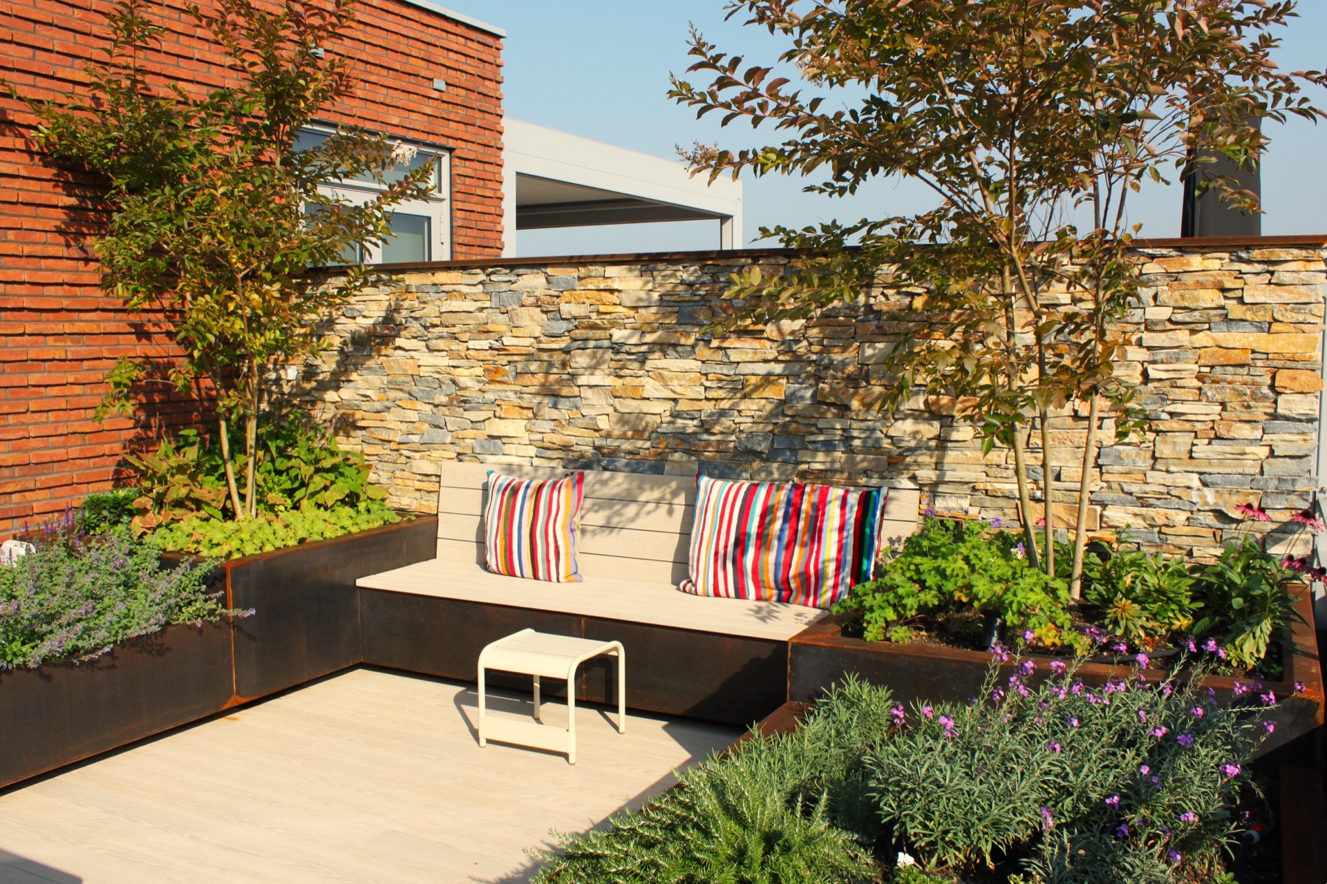 giardino pensile illuminazione: panca sulla terrazza pensile contro un muro in pietra naturale con fioriere e cuscini, Luxury, Design, Exclusive, Modern, Custom Made, Special, Beautiful