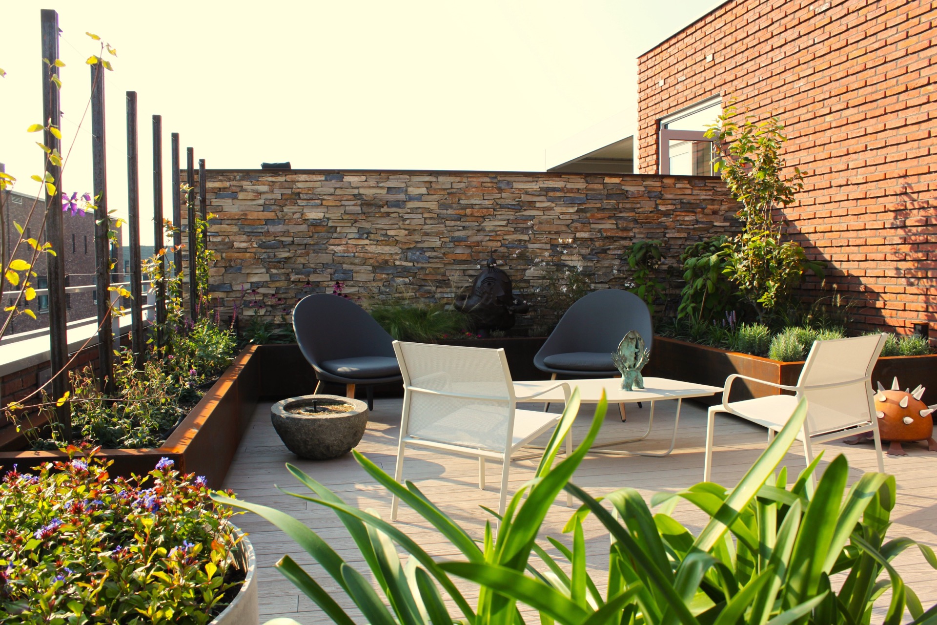 giardino pensile illuminazione: zona salotto sulla terrazza pensile di giorno con muro da giardino in pietra naturale, Luxury, Design, Exclusive, Modern, Custom Made, Special, Beautiful