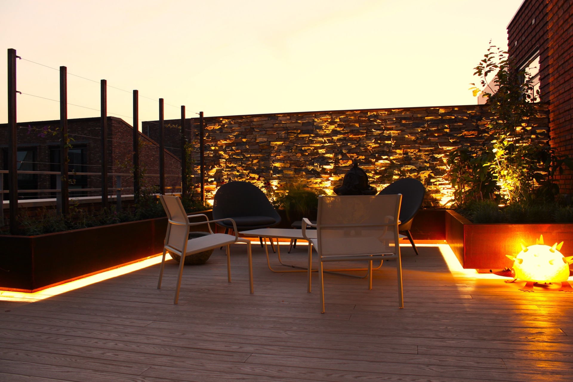 giardino pensile illuminazione: giardino pensile serale con muro in pietra naturale illuminato e zona salotto, Luxury, Design, Exclusive, Modern, Custom Made, Special, Beautiful