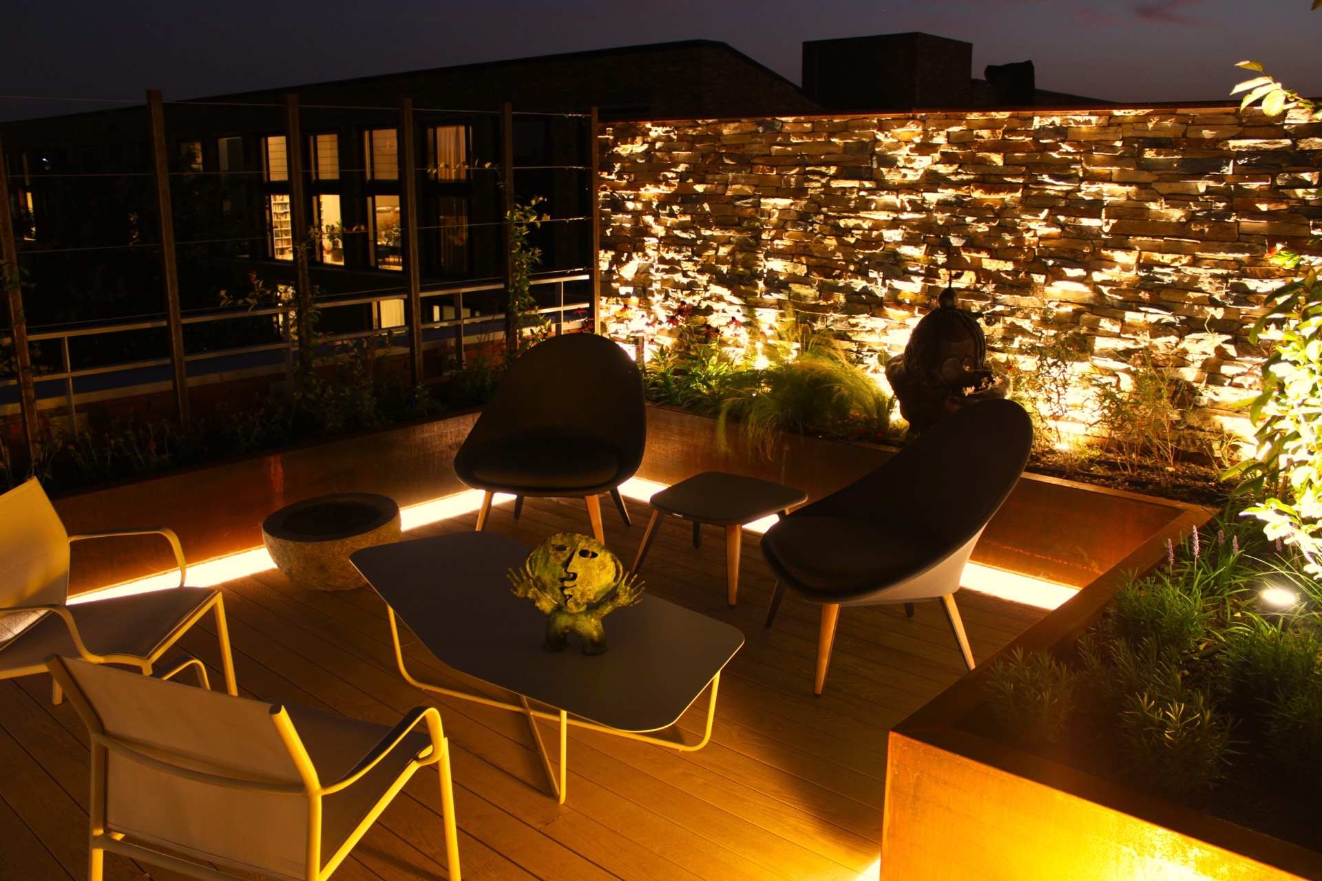 giardino pensile illuminazione: primo piano serale: giovani alberi e muro in pietra naturale illuminato, Luxury, Design, Exclusive, Modern, Custom Made, Special, Beautiful