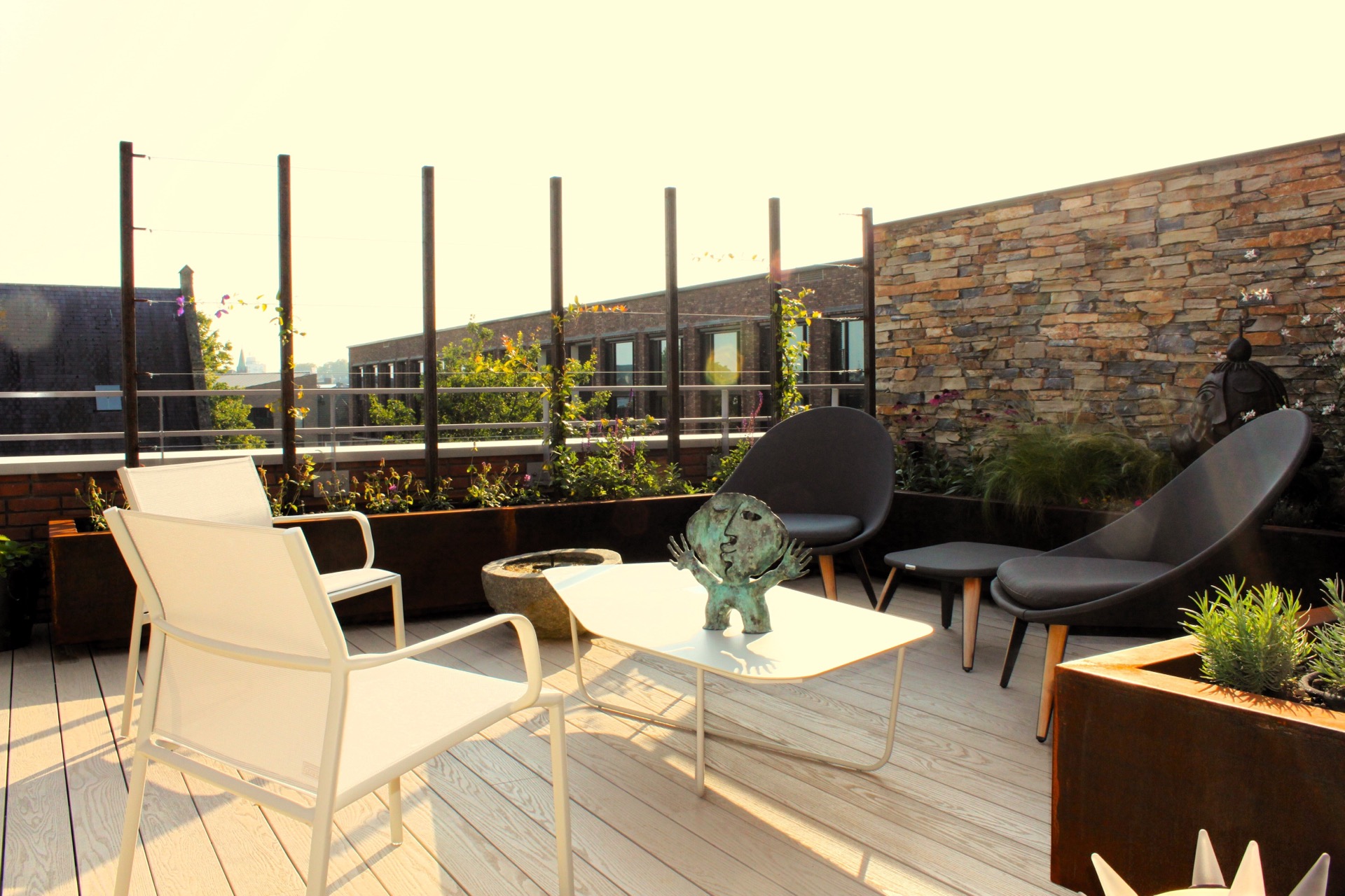 giardino pensile illuminazione: vista serale della terrazza pensile con muro in pietra naturale illuminato e arredi, Luxury, Design, Exclusive, Modern, Custom Made, Special, Beautiful