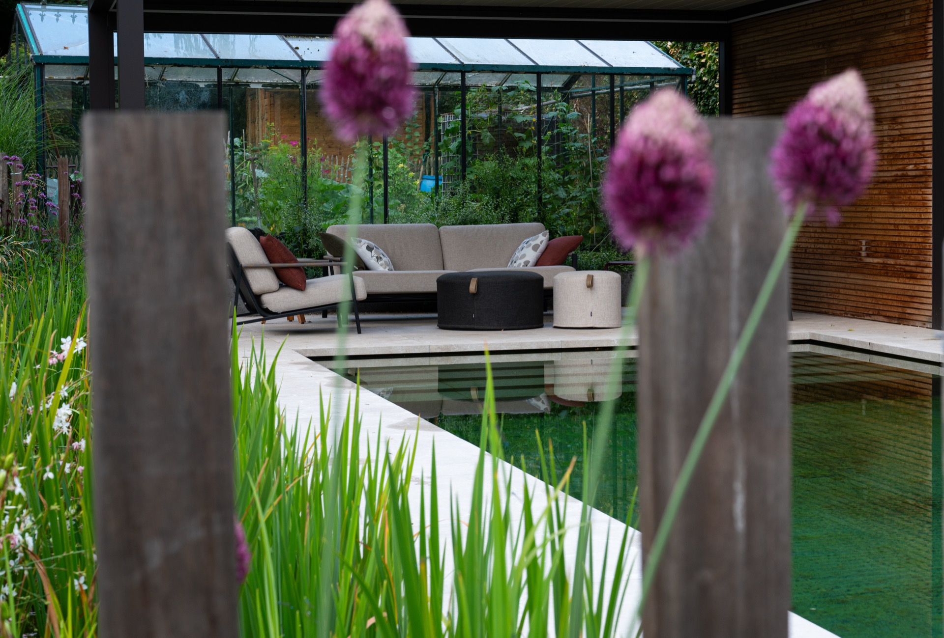 piscina naturale: zona relax vicino alla piscina vista attraverso la struttura in vetro e la copertura, Luxury, Design, Exclusive, Modern, Custom Made, Special, Beautiful