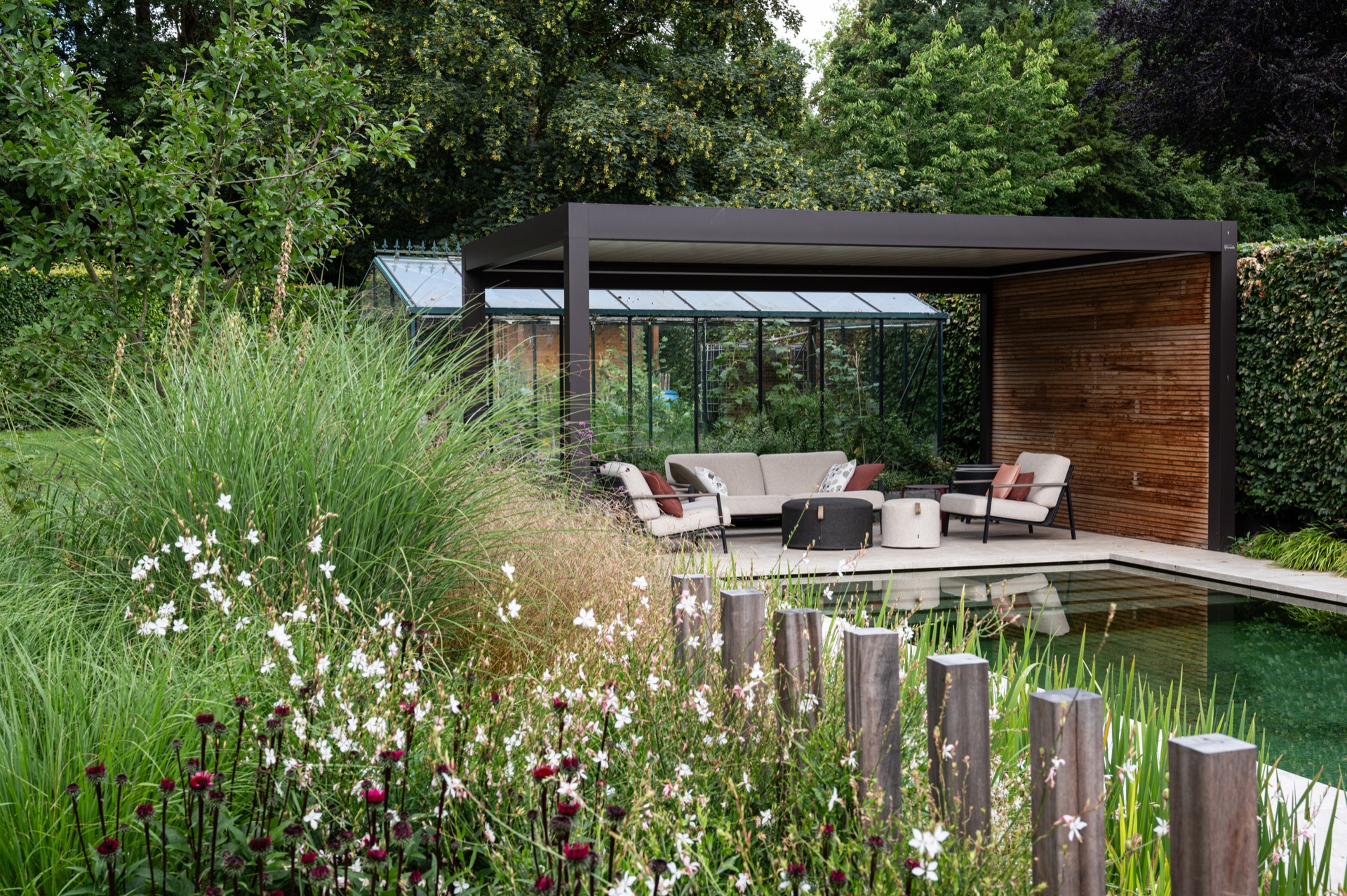 piscina naturale: Terrazza coperta vicino a una con copertura a lamelle e verde, Luxury, Design, Exclusive, Modern, Custom Made, Special, Beautiful