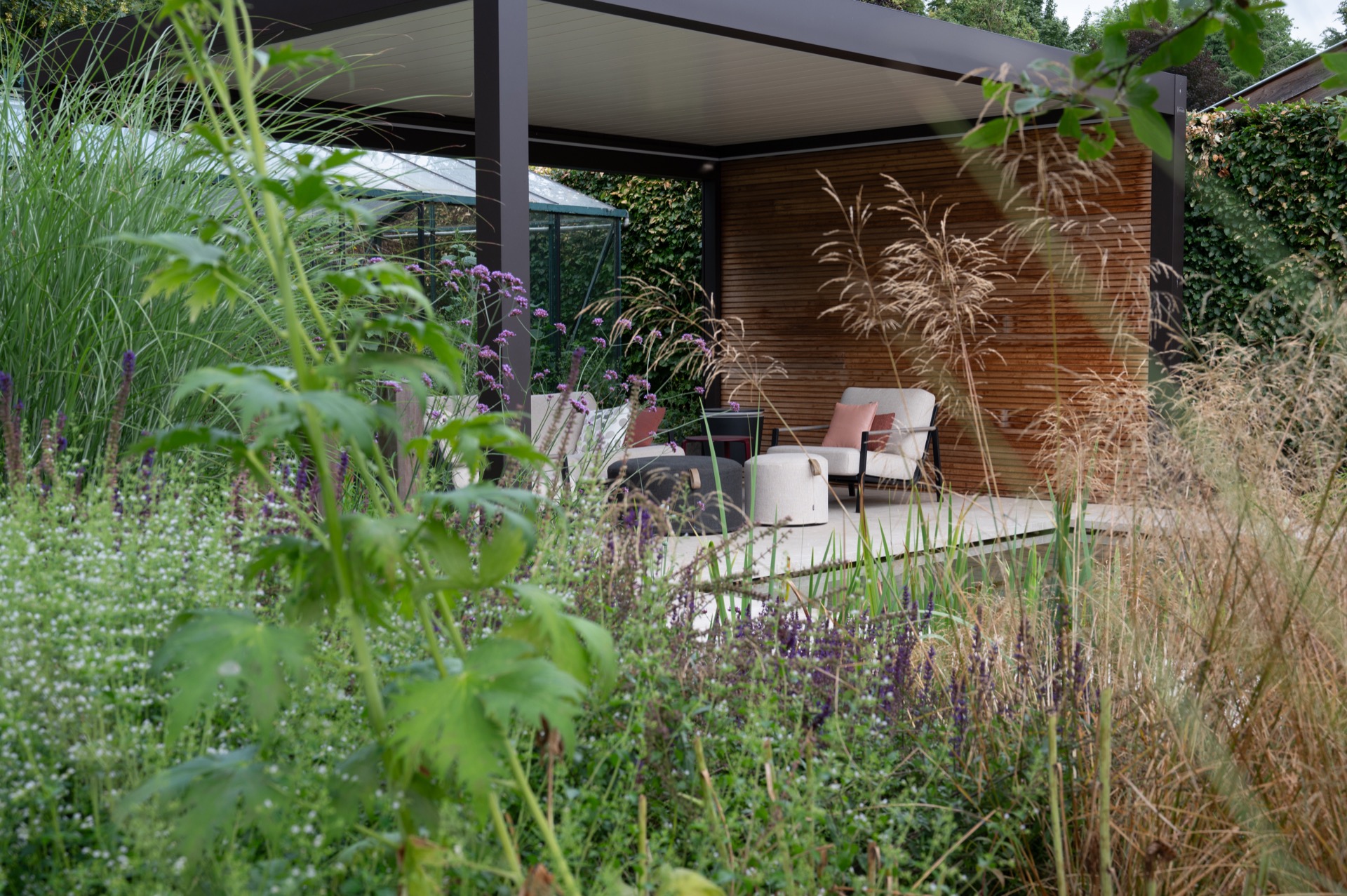 piscina naturale: zona sedute sotto una copertura a lamelle vista tra graminacee ornamentali, Luxury, Design, Exclusive, Modern, Custom Made, Special, Beautiful