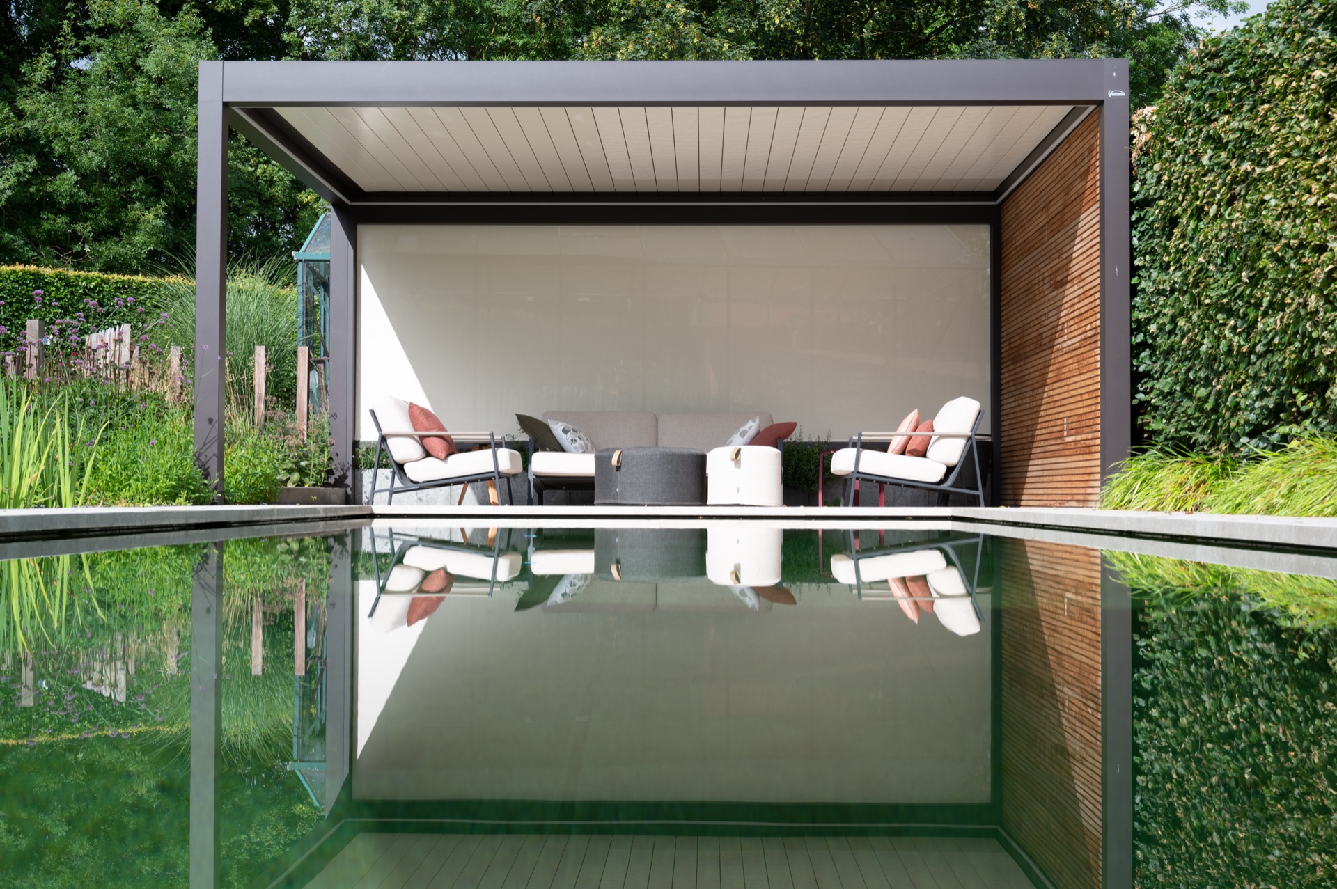 piscina naturale: riflesso della copertura e delle sedute nell’acqua della piscina, Luxury, Design, Exclusive, Modern, Custom Made, Special, Beautiful