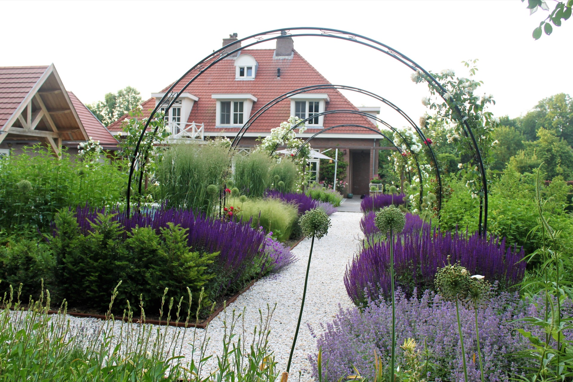 giardino paesaggistico inglese con piscina: giardino paesaggistico in stile inglese con archi decorativi sopra un sentiero, Luxury, Design, Exclusive, Modern, Custom Made, Special, Beautiful