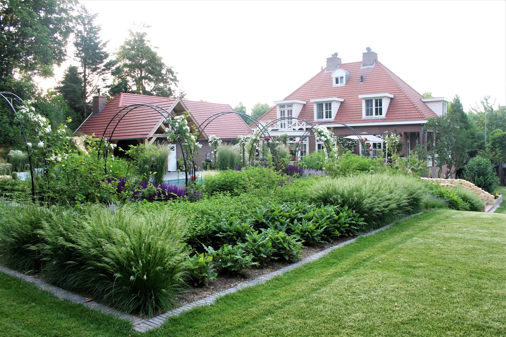 giardino paesaggistico inglese con piscina: vista ampia di un giardino in stile inglese con archi decorativi, bordure, Luxury, Design, Exclusive, Modern, Custom Made, Special, Beautiful