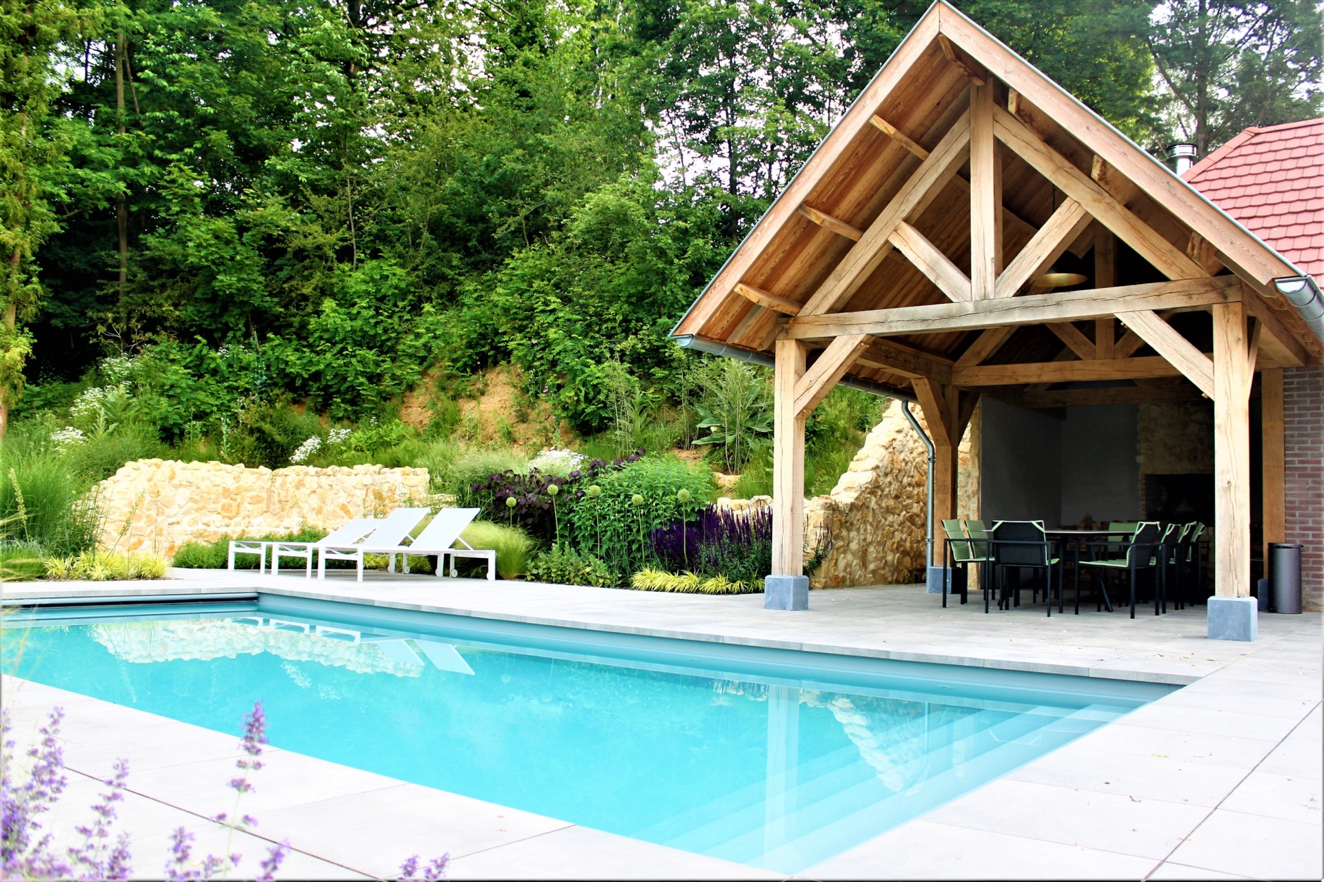 giardino paesaggistico inglese con piscina: sentiero in ghiaia tra bordure viola con muro in pietra naturale e aiuole, Luxury, Design, Exclusive, Modern, Custom Made, Special, Beautiful