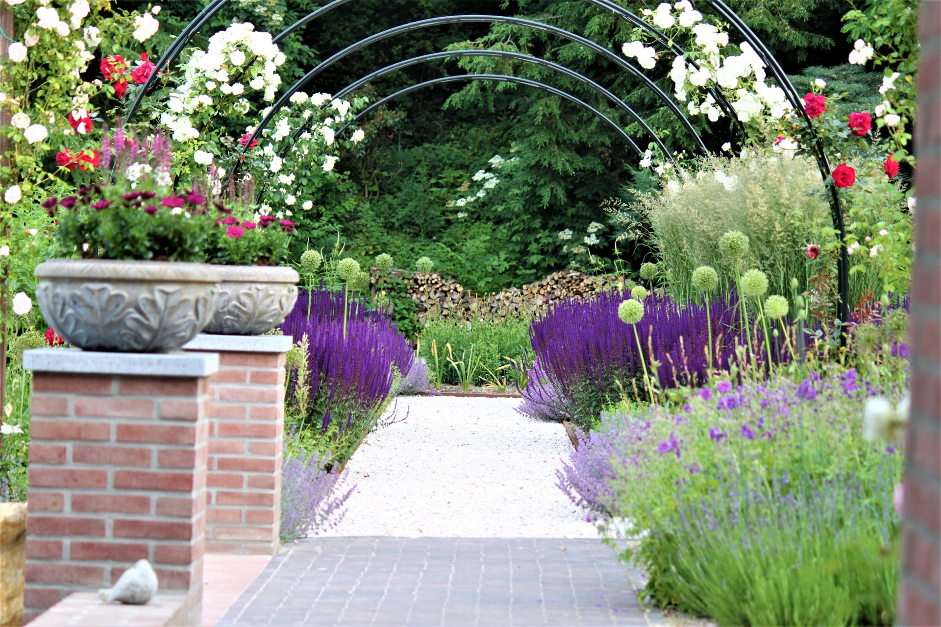 giardino paesaggistico inglese con piscina: percorso in giardino in stile inglese con arco decorativo e aiuole di fiori, Luxury, Design, Exclusive, Modern, Custom Made, Special, Beautiful