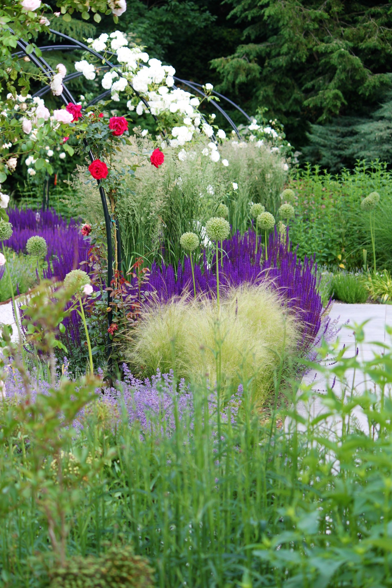 giardino paesaggistico inglese con piscina: vista di terrazza sotto una copertura in legno con archi decorativi e bordure, Luxury, Design, Exclusive, Modern, Custom Made, Special, Beautiful