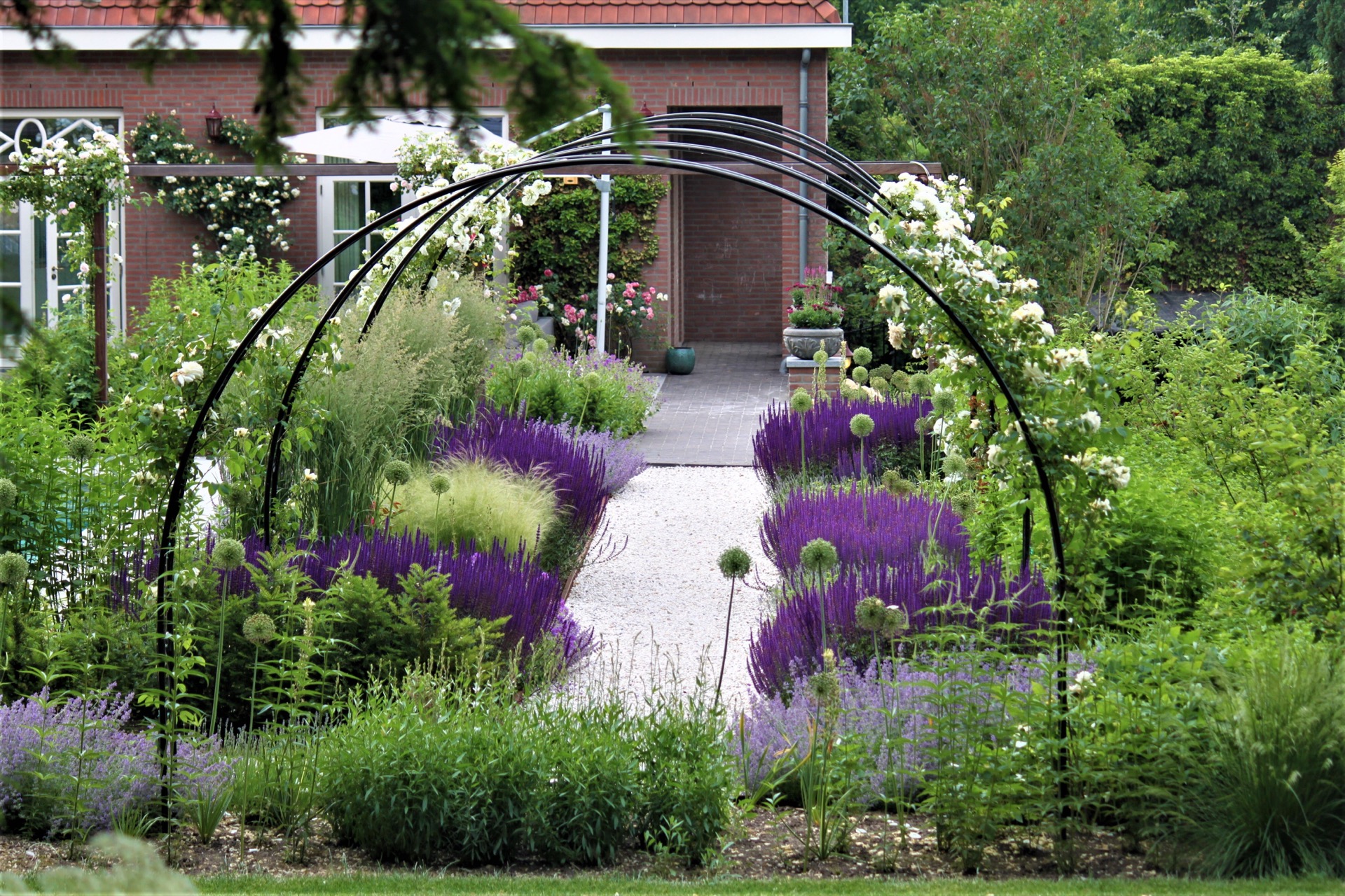 giardino paesaggistico inglese con piscina: giardino paesaggistico in stile inglese con sentiero in ghiaia e arco decorativo, Luxury, Design, Exclusive, Modern, Custom Made, Special, Beautiful