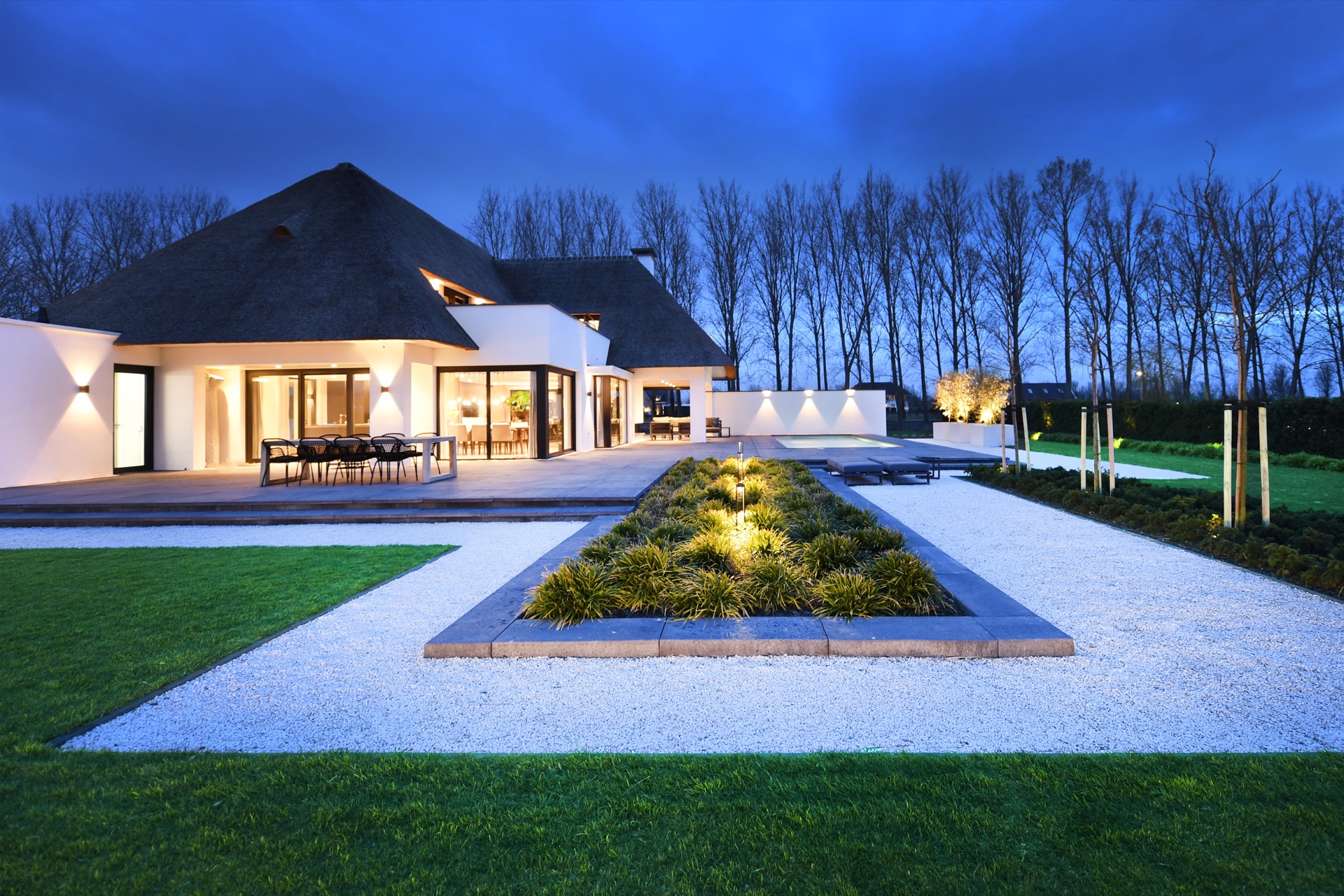 thatched roof craftsmanship: side view of a villa with thatched roof and a neat garden with gravel paths and lighting, Luxe, Design, Exclusief, Modern, Maatwerk, Bijzondere, Mooie
