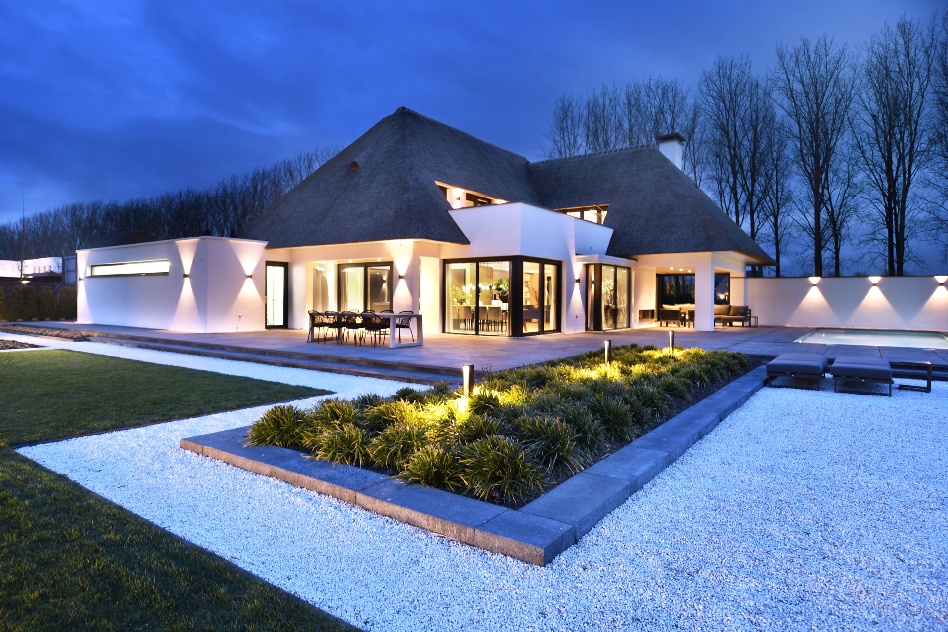 thatched roof craftsmanship: modern villa with a thatched roof and illuminated garden with terraces and planting, Luxe, Design, Exclusief, Modern, Maatwerk, Bijzondere, Mooie