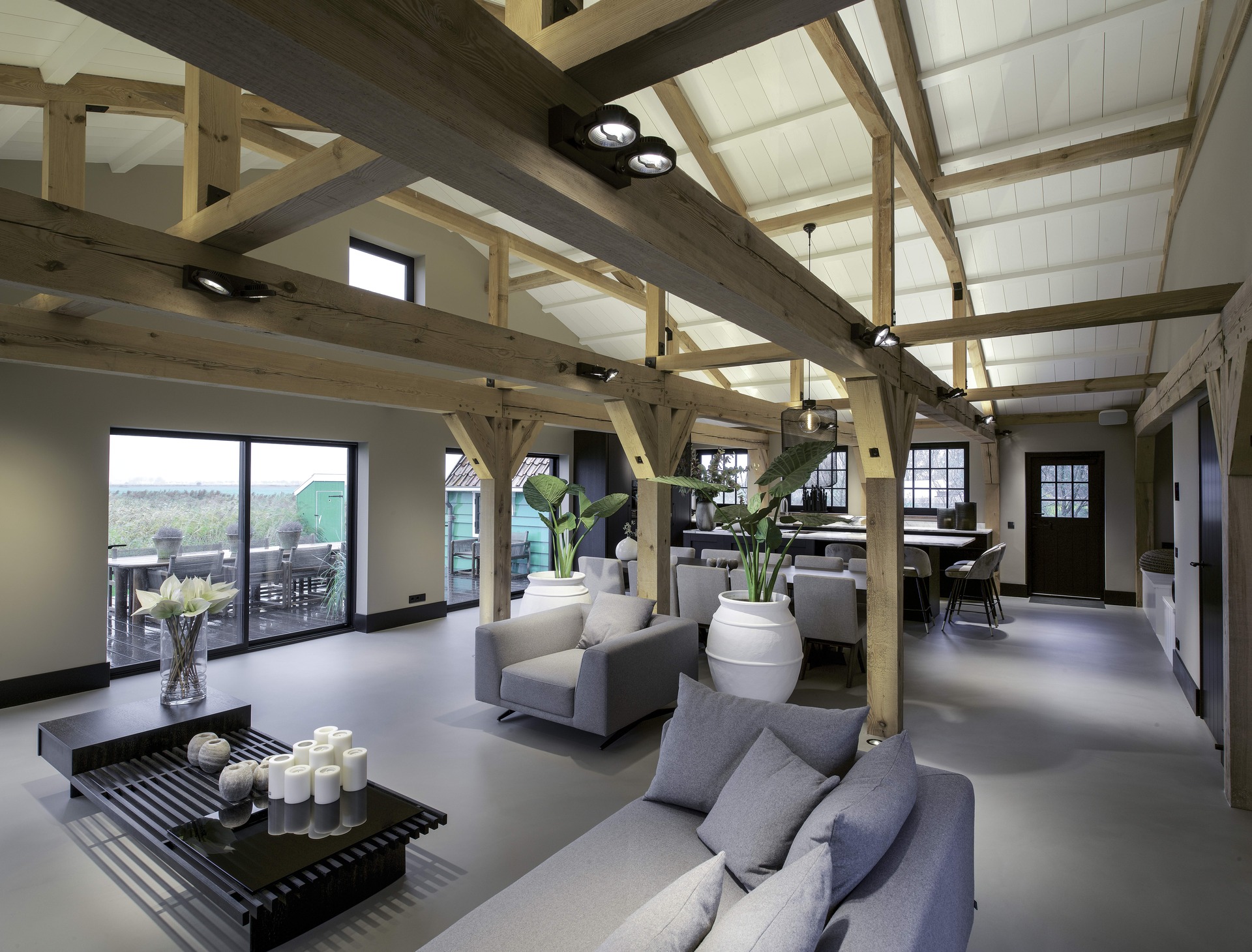 interno casa colonica unico: soggiorno open space con travi in legno a vista, pannelli bianchi a soffitto e pavimento, Luxury, Design, Exclusive, Modern, Custom Made, Special, Beautiful
