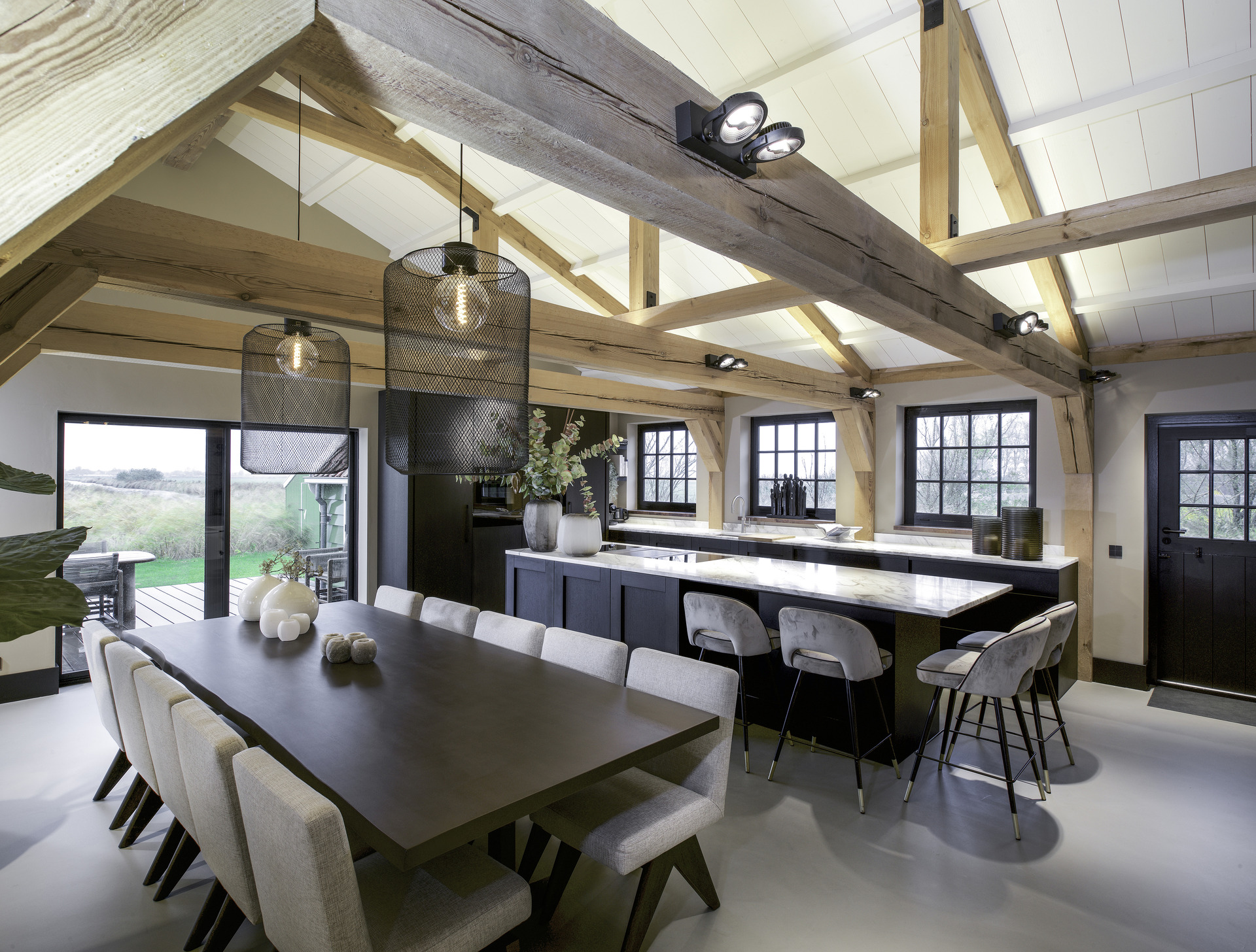 interno casa colonica unico: zona pranzo in open space con lampade a sospensione e travi in legno a vista, Luxury, Design, Exclusive, Modern, Custom Made, Special, Beautiful