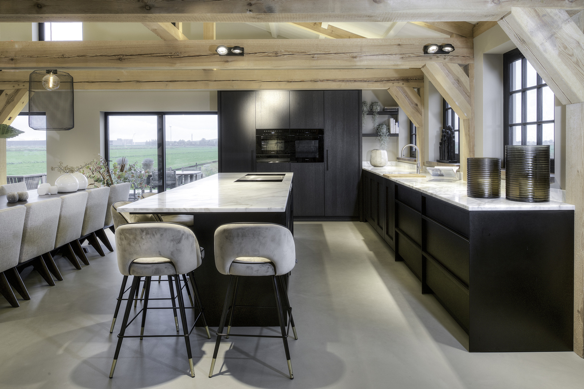 interno casa colonica unico: cucina con piano in pietra chiara, mobili scuri e travi in legno a vista, Luxury, Design, Exclusive, Modern, Custom Made, Special, Beautiful