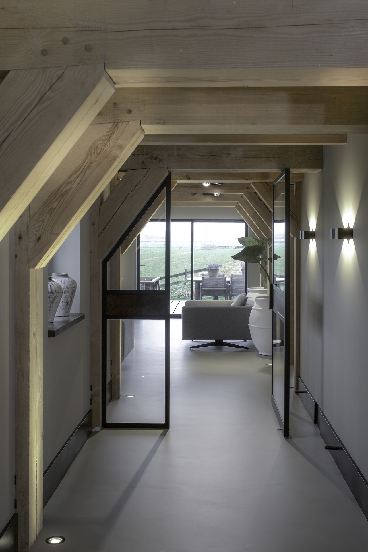 interno casa colonica unico: corridoio con vista sul soggiorno con travi in legno a vista e grandi finestre, Luxury, Design, Exclusive, Modern, Custom Made, Special, Beautiful