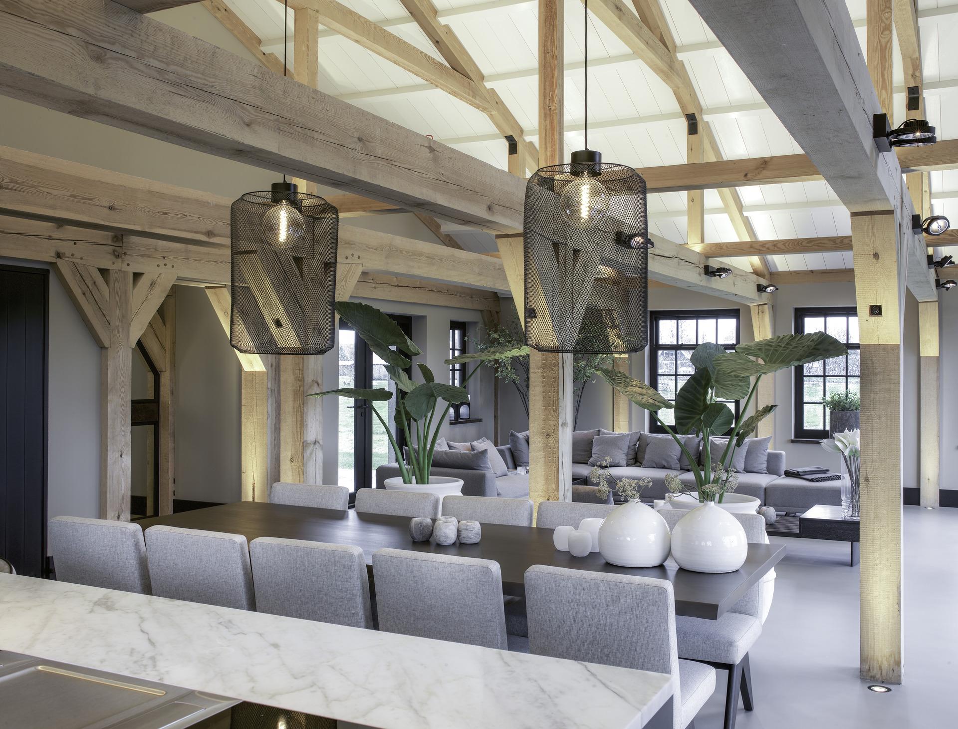 interno casa colonica unico: zona soggiorno e cucina con piano in pietra chiara, mobili scuri e travi in legno, Luxury, Design, Exclusive, Modern, Custom Made, Special, Beautiful