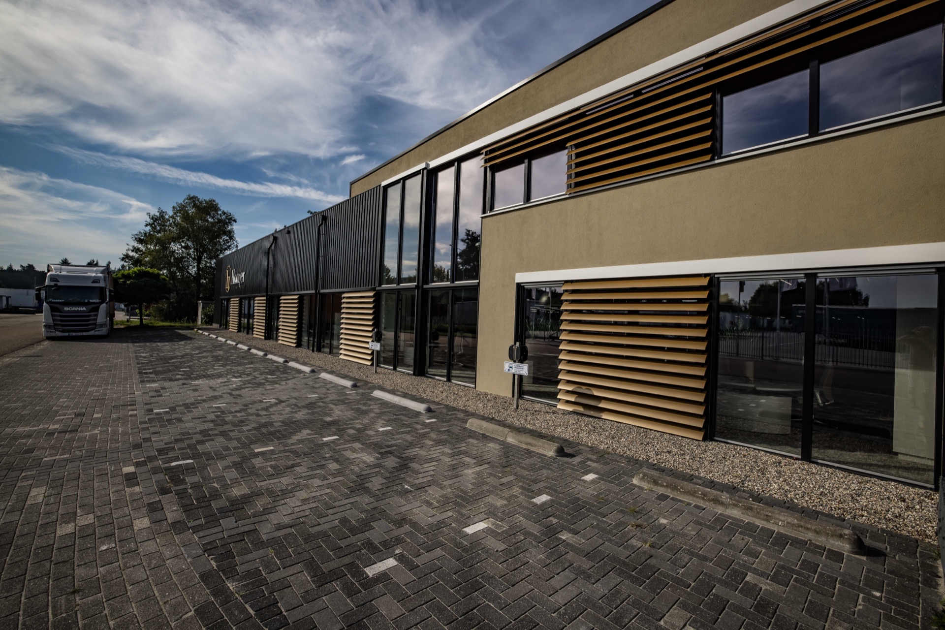 pannelli frangisole uffici: facciata su strada con pannelli a lamelle e vetrate al piano terra, Luxury, Design, Exclusive, Modern, Custom Made, Special, Beautiful