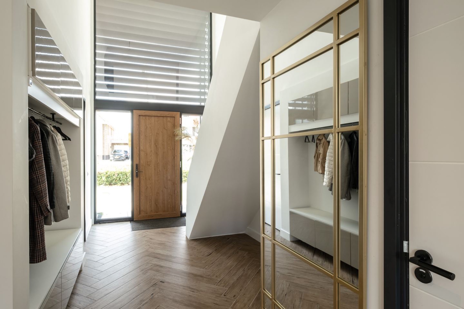 pannelli louvre scuri facciata: ingresso interno con telai in legno, grande vetrata e ombreggiatura a lamelle orizzontali, Luxury, Design, Exclusive, Modern, Custom Made, Special, Beautiful
