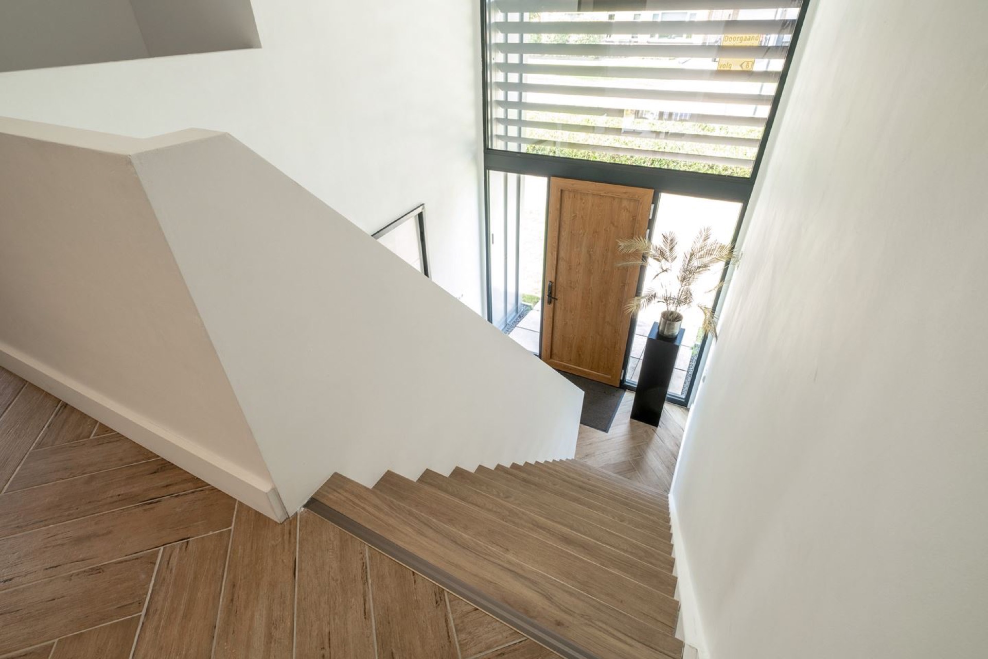 pannelli louvre scuri facciata: ingresso con scala e pavimento in legno, con pannelli a lamelle sopra il vetro e pareti, Luxury, Design, Exclusive, Modern, Custom Made, Special, Beautiful