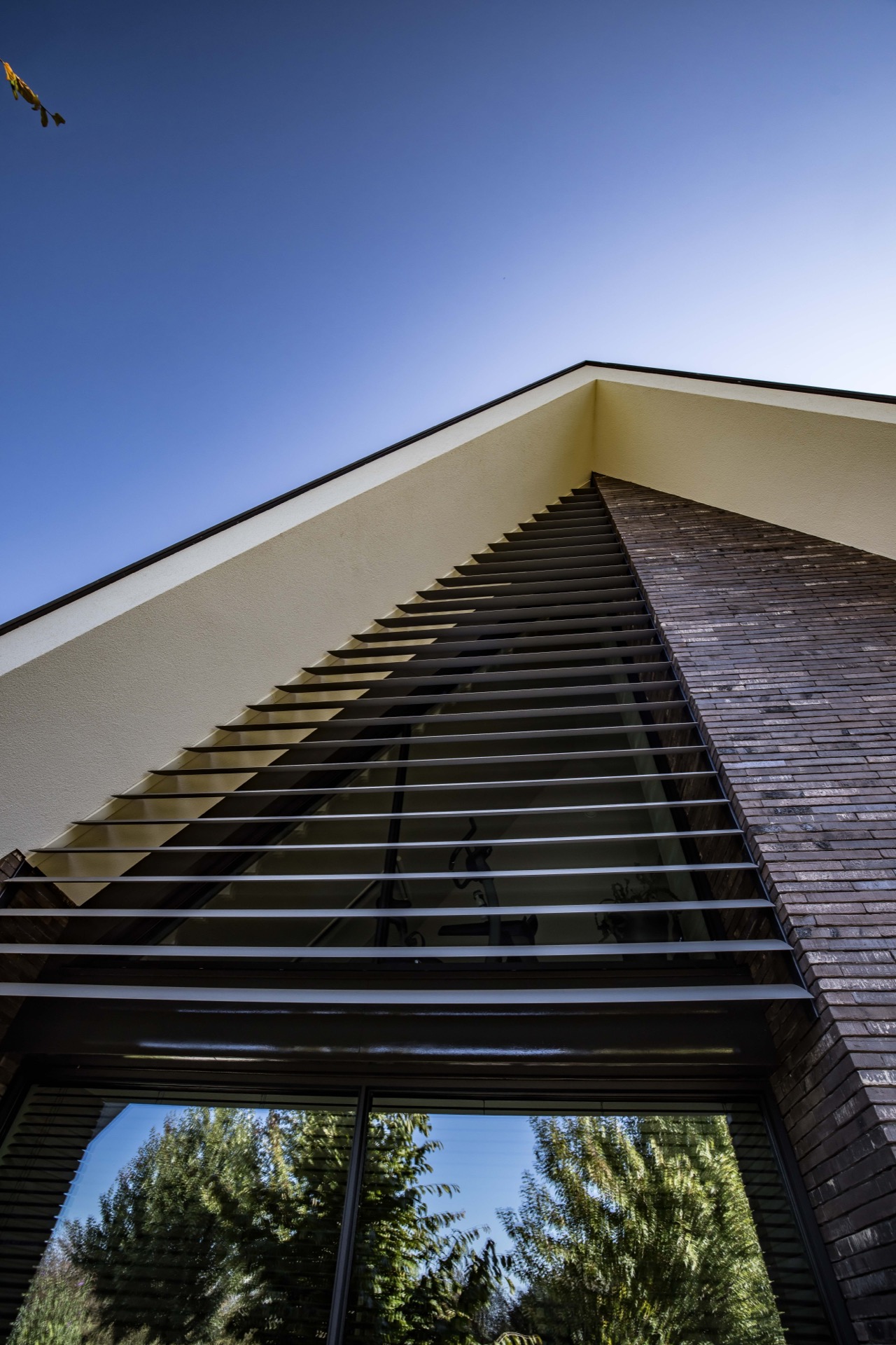 lamelle inclinate per privacy esterna e protezione dal vento: parete con lamelle sotto la pensilina con vista verso facciata, Luxury, Design, Exclusive, Modern, Custom Made, Special, Beautiful