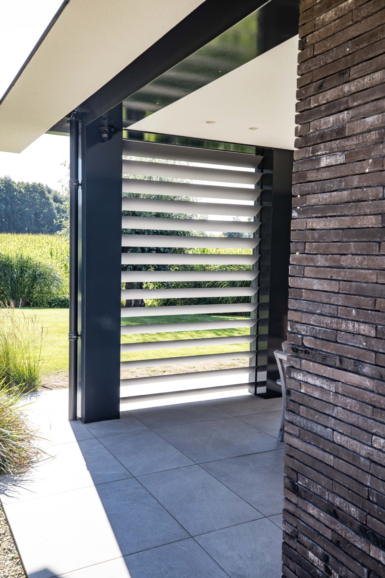 lamelle inclinate per privacy esterna e protezione dal vento: schermatura con lamelle verticali all’esterno della pensilina, Luxury, Design, Exclusive, Modern, Custom Made, Special, Beautiful