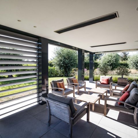 Moderne schuine louvrepanelen en shutterpaneel voor privacy en windbescherming
