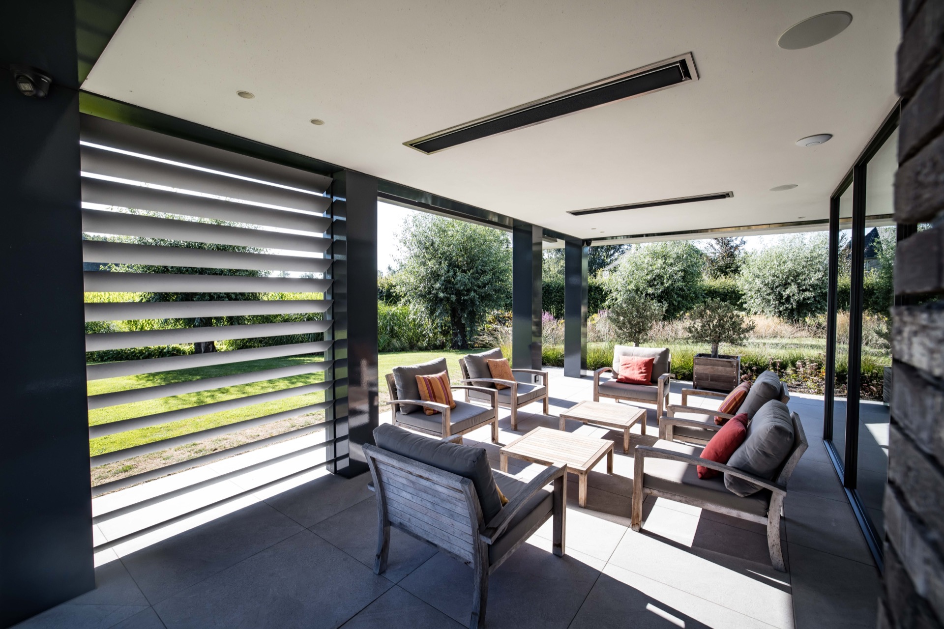 lamelle inclinate per privacy esterna e protezione dal vento: dettaglio della schermatura con lamelle con griglia grigio, Luxury, Design, Exclusive, Modern, Custom Made, Special, Beautiful