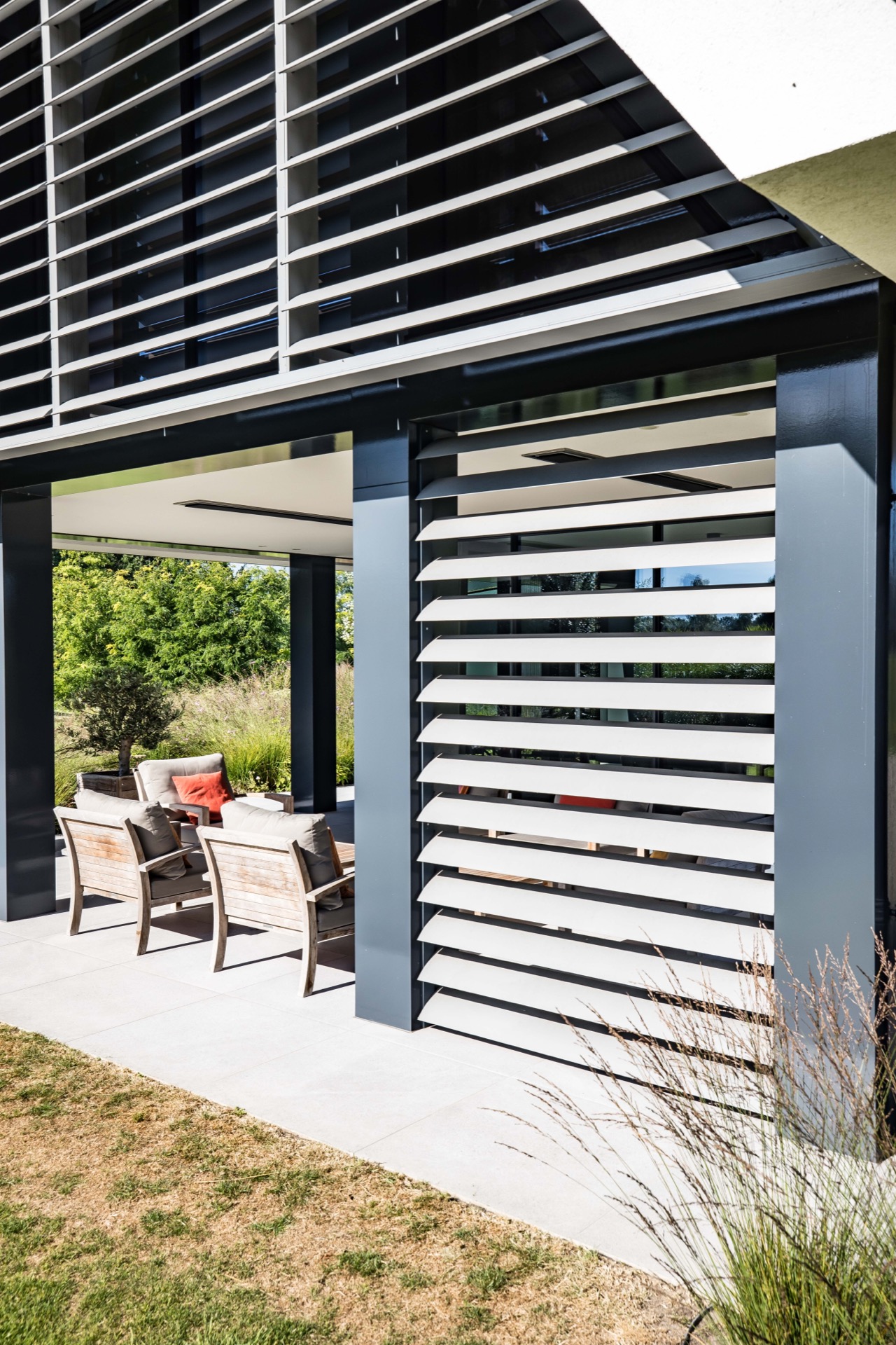 lamelle inclinate per privacy esterna e protezione dal vento: vista d’angolo della pensilina con schermatura a lamelle e, Luxury, Design, Exclusive, Modern, Custom Made, Special, Beautiful
