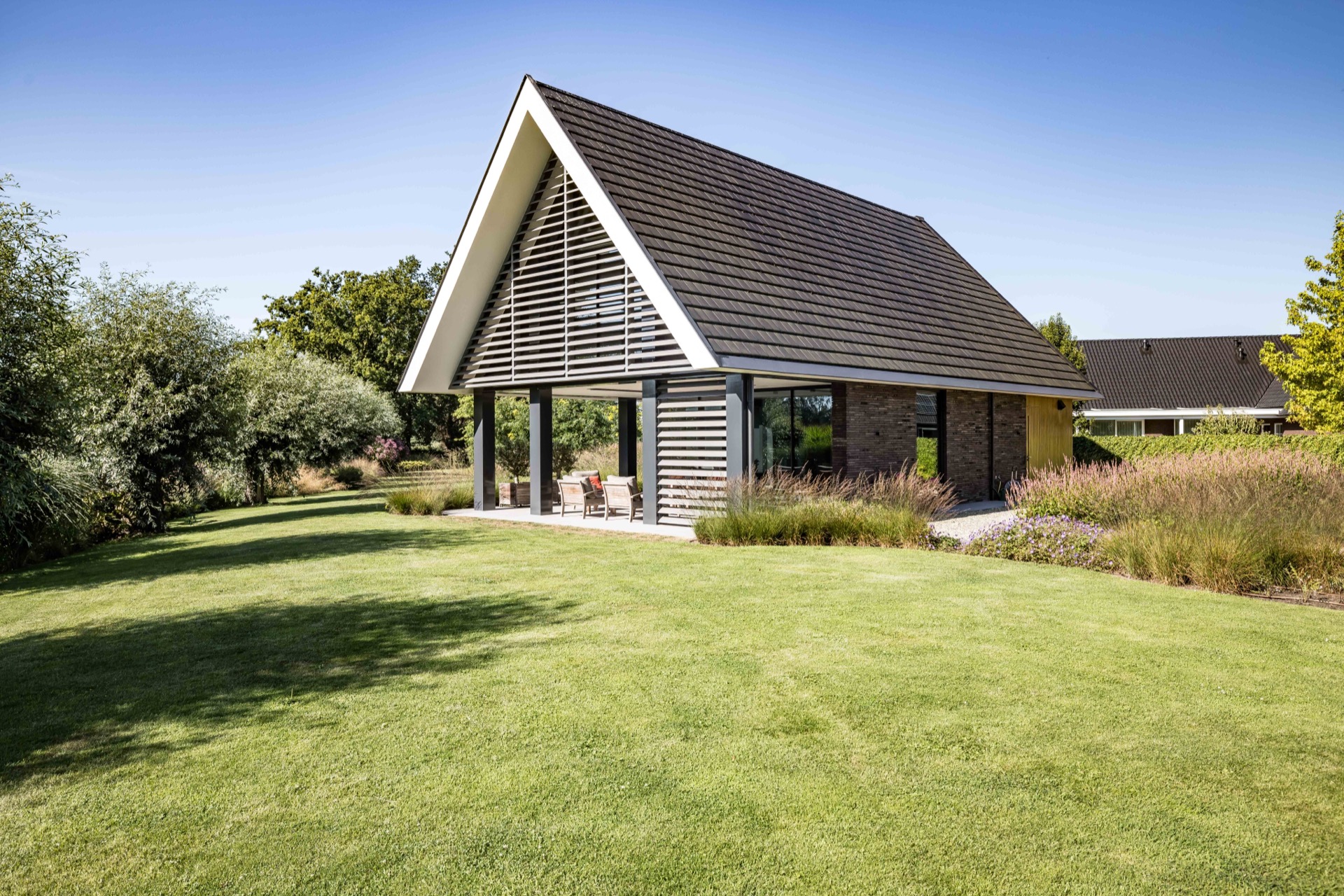 lamelle inclinate per privacy esterna e protezione dal vento: vista d’insieme di una casa moderna con pensilina e lamelle, Luxury, Design, Exclusive, Modern, Custom Made, Special, Beautiful