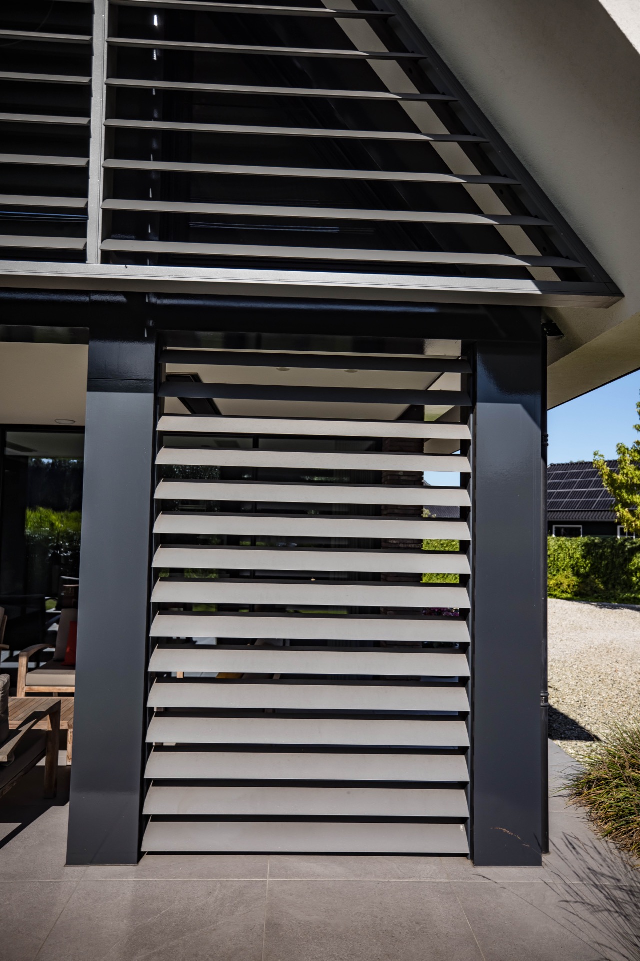 lamelle inclinate per privacy esterna e protezione dal vento: primo piano di lamelle inclinate con bordo della facciata, Luxury, Design, Exclusive, Modern, Custom Made, Special, Beautiful
