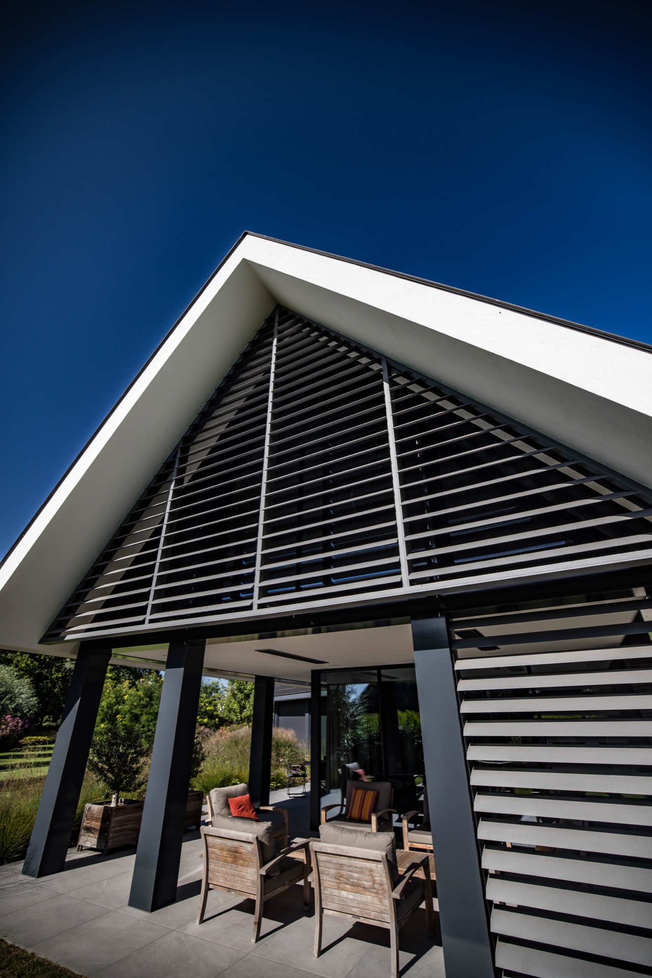 lamelle inclinate per privacy esterna e protezione dal vento: lamelle inclinate nella parte alta della facciata sopra la, Luxury, Design, Exclusive, Modern, Custom Made, Special, Beautiful