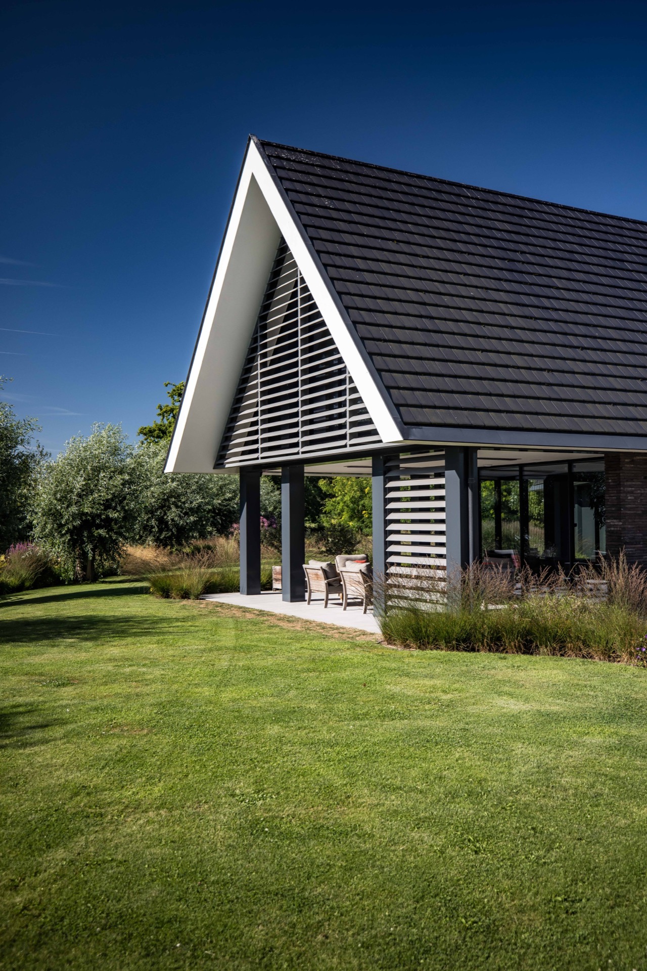lamelle inclinate per privacy esterna e protezione dal vento: pensilina moderna con lamelle inclinate per la privacy, vista, Luxury, Design, Exclusive, Modern, Custom Made, Special, Beautiful
