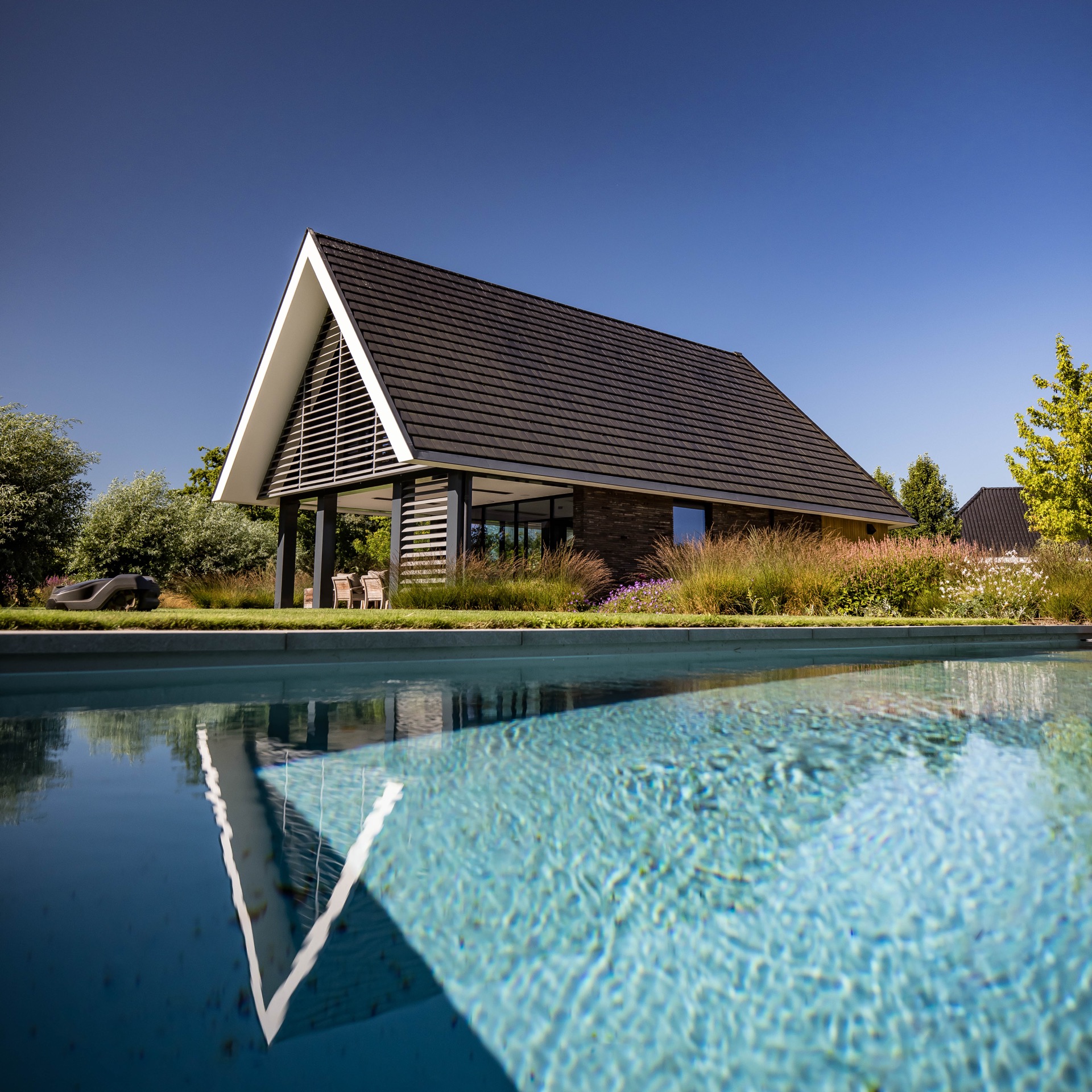 lamelle inclinate per privacy esterna e protezione dal vento: vista dalla piscina verso una pensilina moderna con lamelle, Luxury, Design, Exclusive, Modern, Custom Made, Special, Beautiful