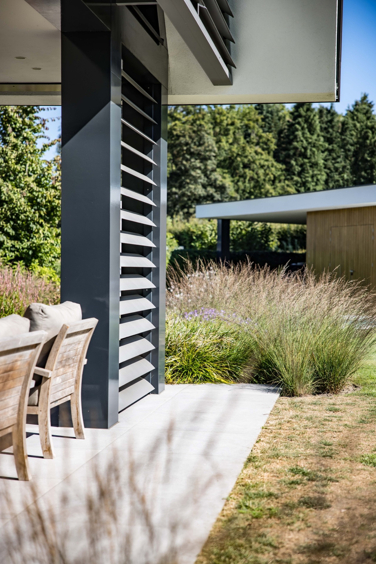 lamelle inclinate per privacy esterna e protezione dal vento: primo piano della schermatura con lamelle orizzontali sotto la, Luxury, Design, Exclusive, Modern, Custom Made, Special, Beautiful