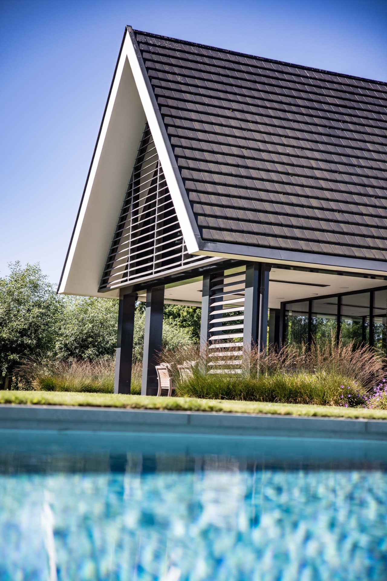 lamelle inclinate per privacy esterna e protezione dal vento: primo piano di lamelle inclinate e struttura della pensilina, Luxury, Design, Exclusive, Modern, Custom Made, Special, Beautiful