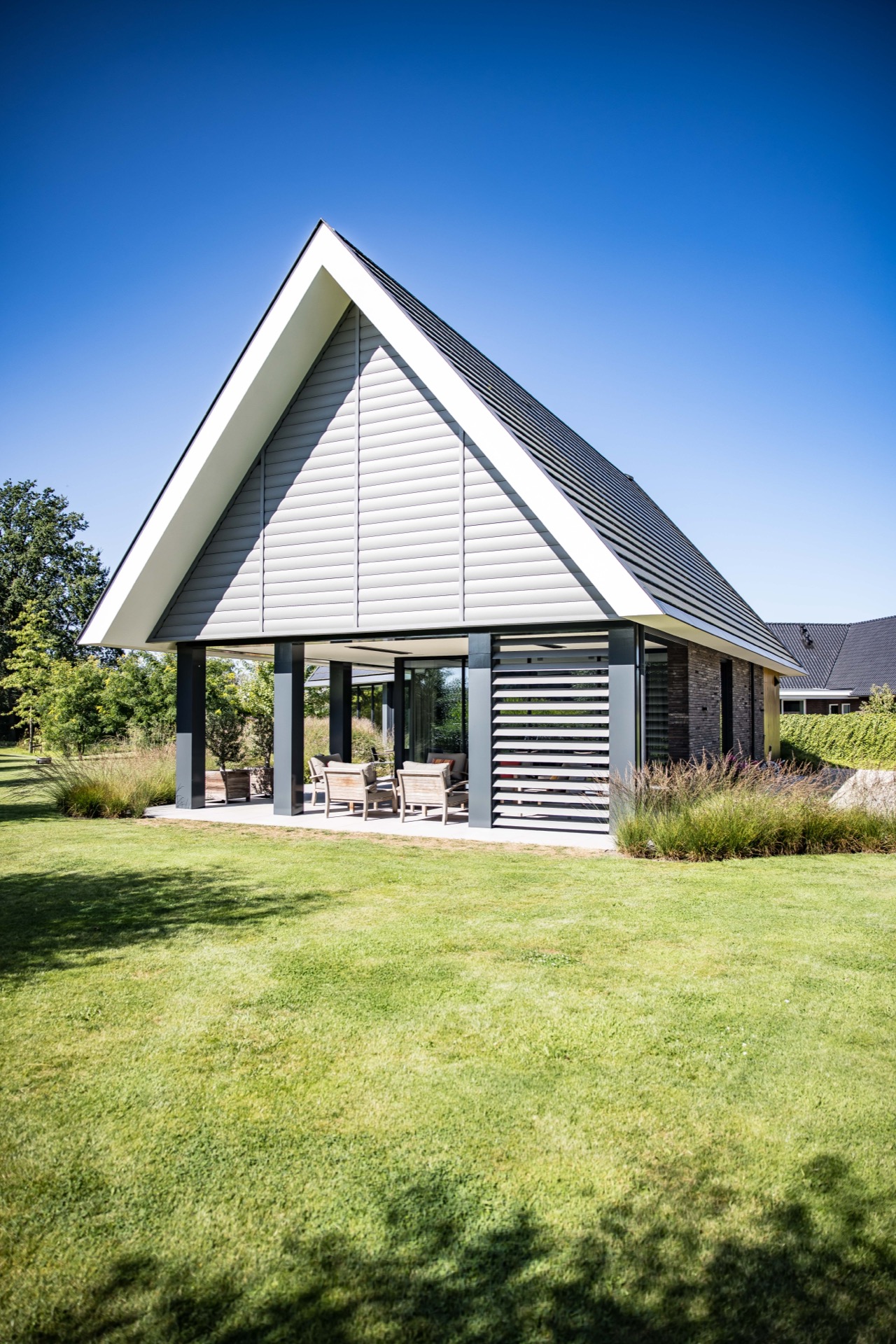 lamelle inclinate per privacy esterna e protezione dal vento: vista laterale di una pensilina con lamelle inclinate e, Luxury, Design, Exclusive, Modern, Custom Made, Special, Beautiful