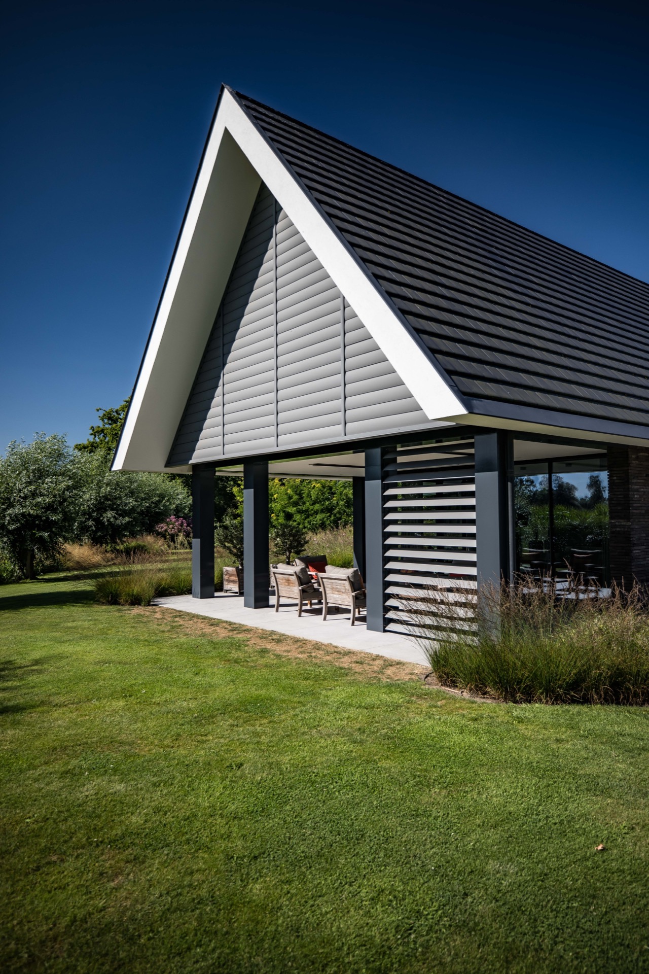 lamelle inclinate per privacy esterna e protezione dal vento: primo piano di lamelle inclinate con riflesso della piscina in, Luxury, Design, Exclusive, Modern, Custom Made, Special, Beautiful