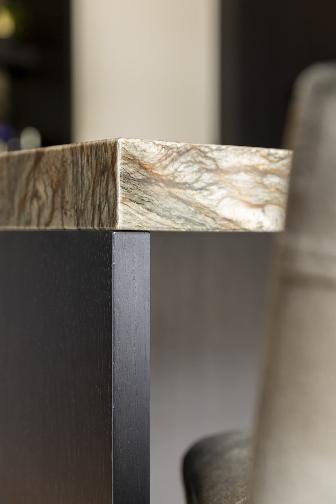 isola cucina con piano in pietra naturale: dettaglio angolo: parete in impiallacciatura scura con bordo del piano in pietra, Luxury, Design, Exclusive, Modern, Custom Made, Special, Beautiful